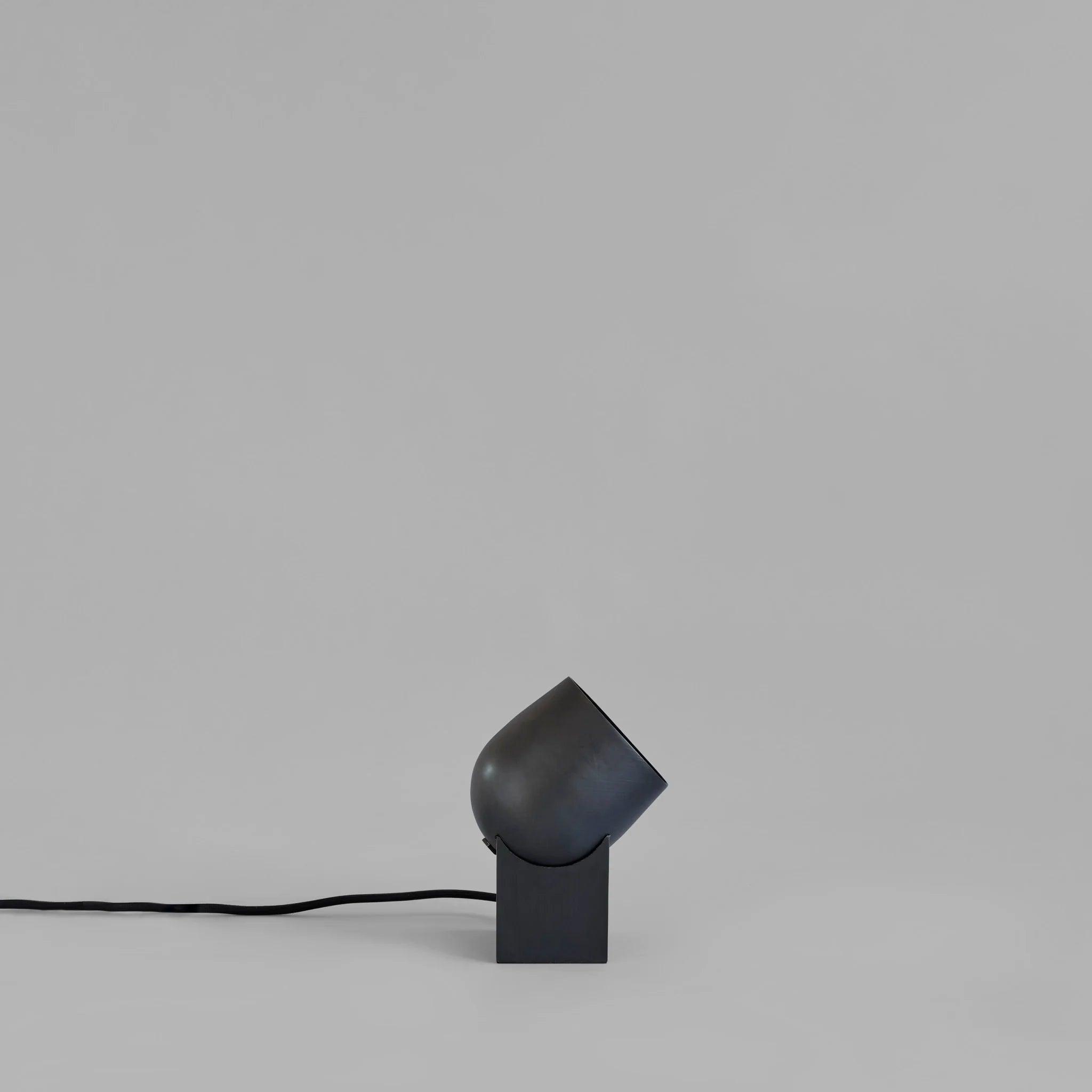 Lampa stołowa PIVOT grafitowy 101 Copenhagen Eye on Design