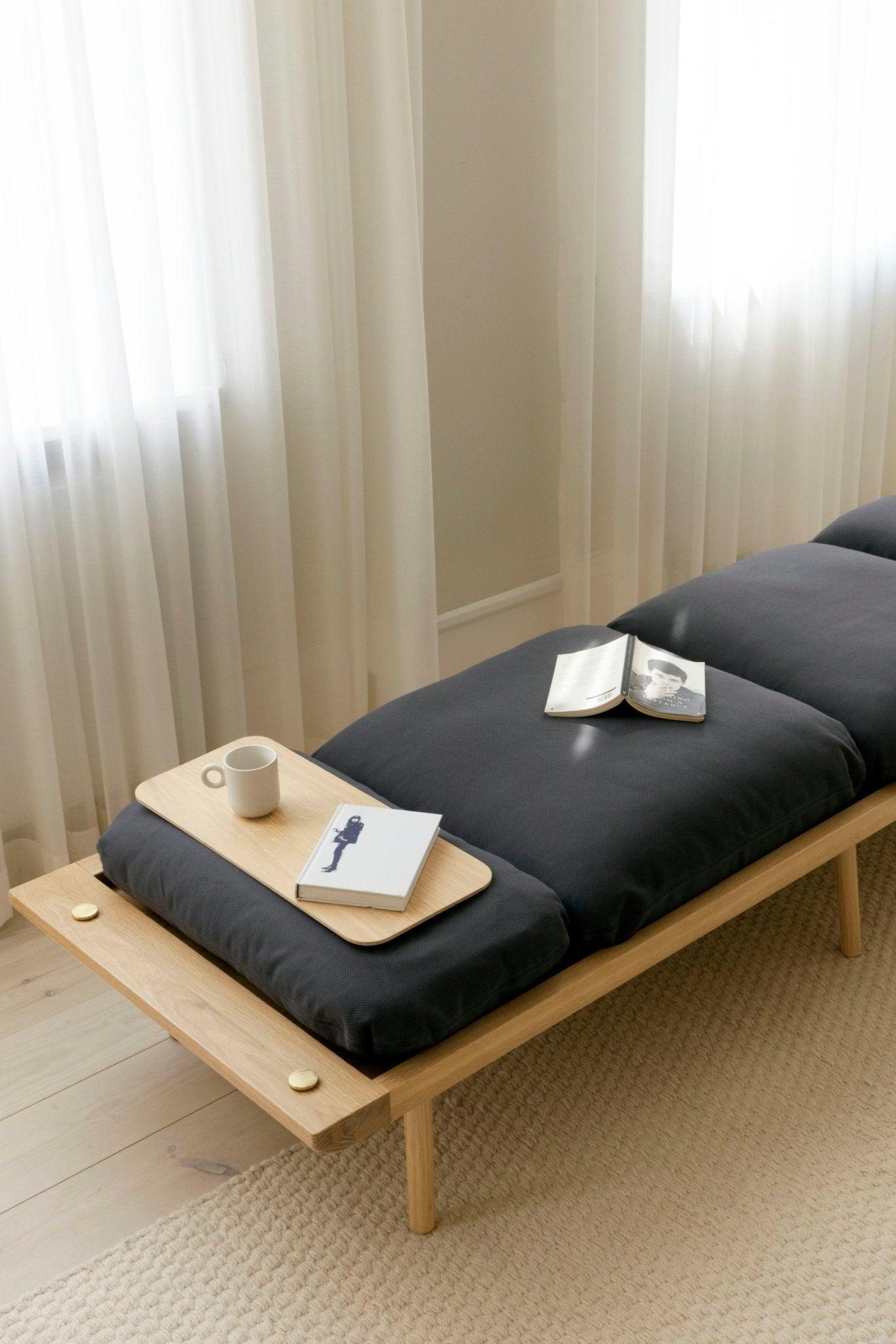 Leżanka LOUNGE AROUND antracytowy z ciemno dębową podstawą UMAGE Eye on Design