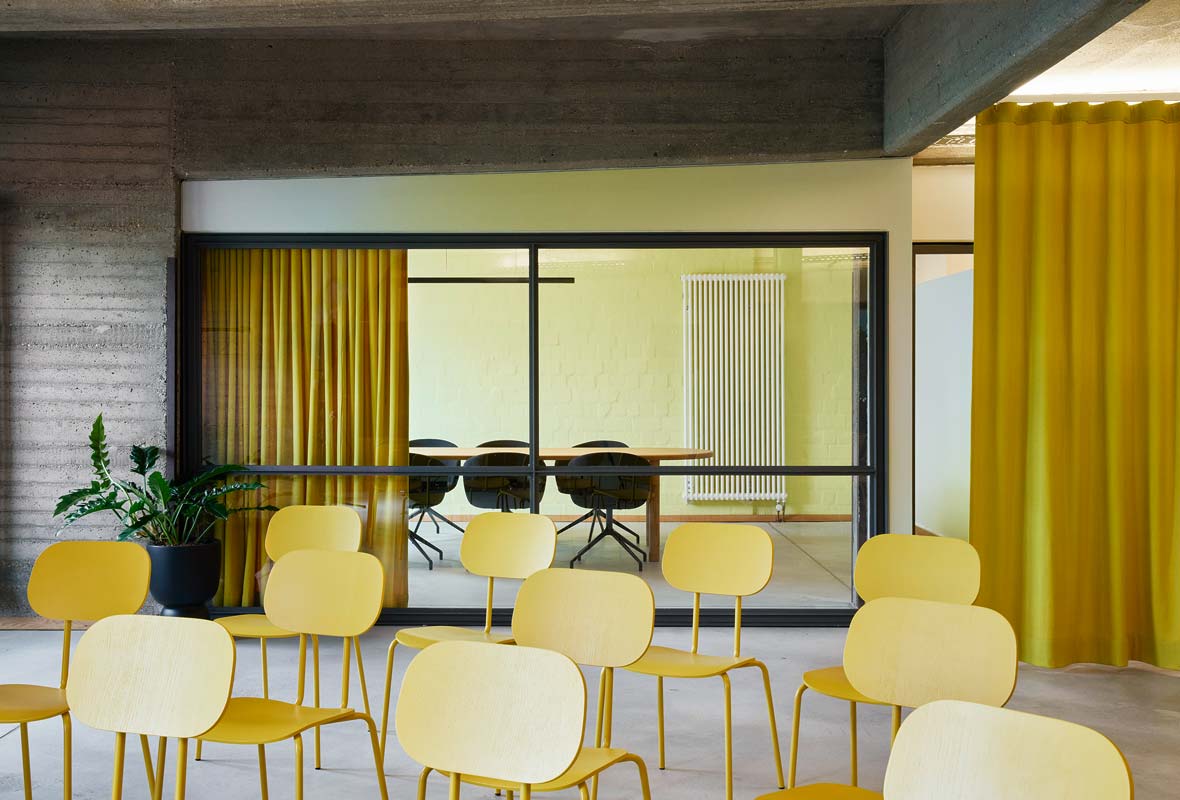 Krzesło NEW SCHOOL ciemnozielona podstawa