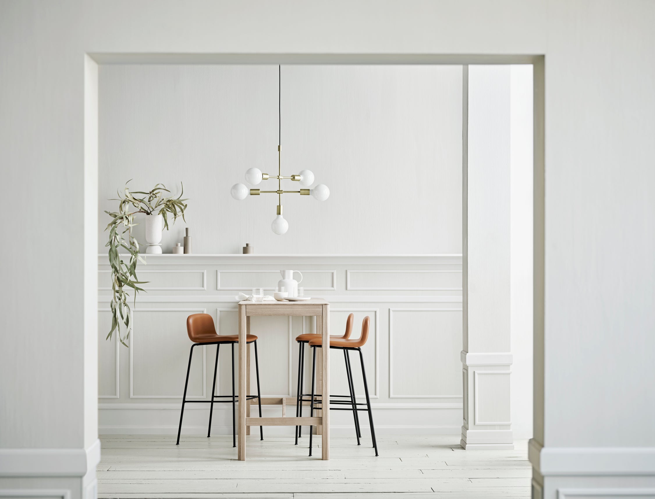 Hoker PALM czarny fornir dębowy z metalową podstawą