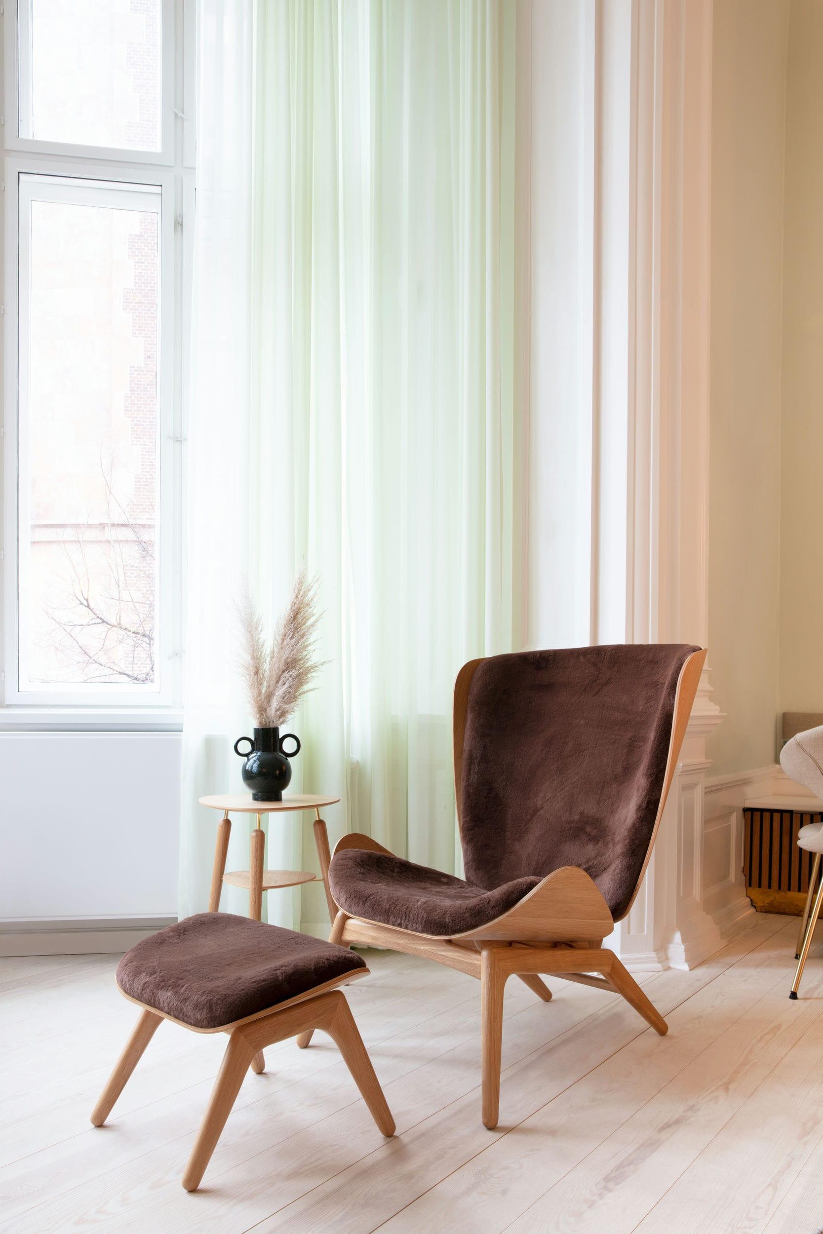 Podnóżek READER brązowy plusz z dębową podstawą UMAGE Eye on Design