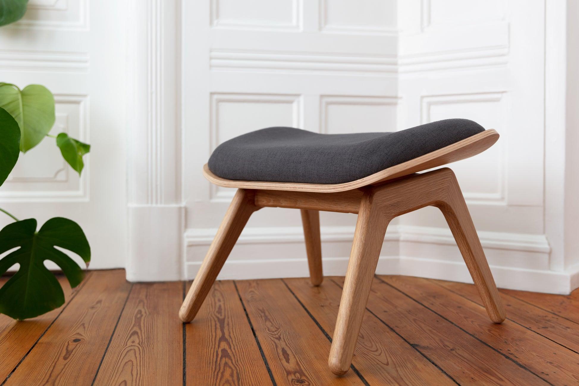 Podnóżek READER żółty z dębową podstawą UMAGE Eye on Design