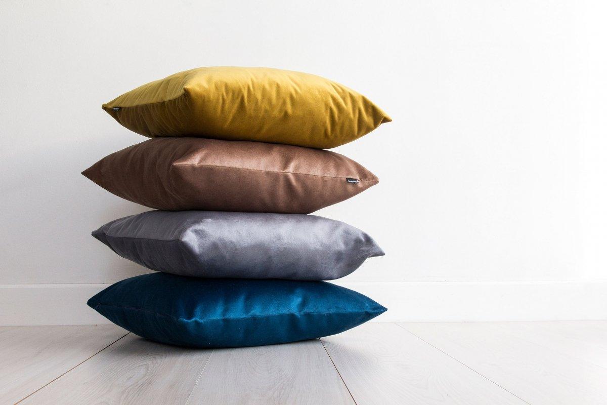 Poduszka dekoracyjna VELVET ciemnobeżowy Poduszkowcy Eye on Design