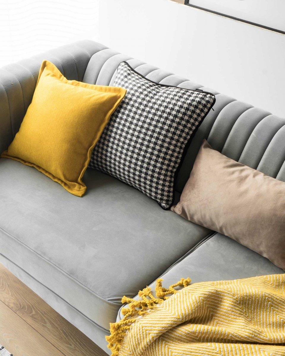 Poduszka dekoracyjna VELVET ciemnobeżowy Poduszkowcy Eye on Design
