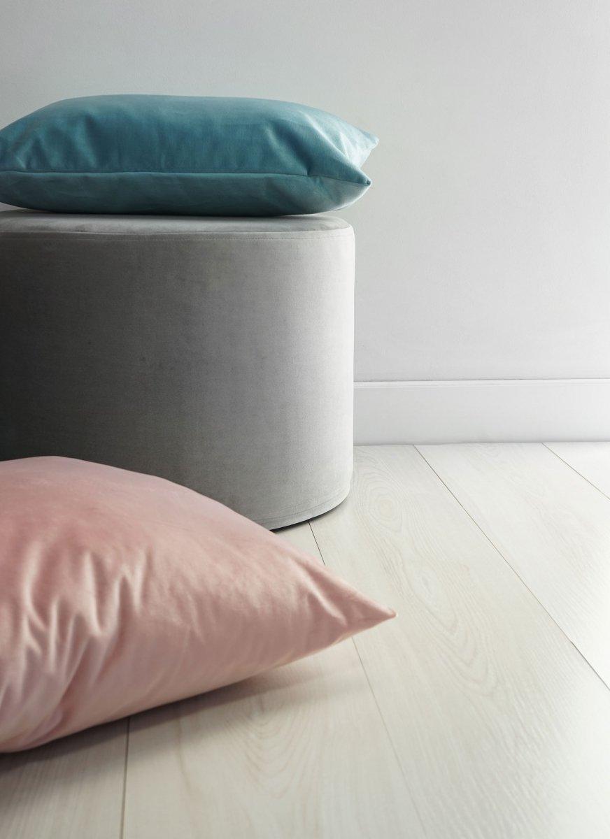 Poduszka dekoracyjna VELVET jasnoróżowy Poduszkowcy Eye on Design