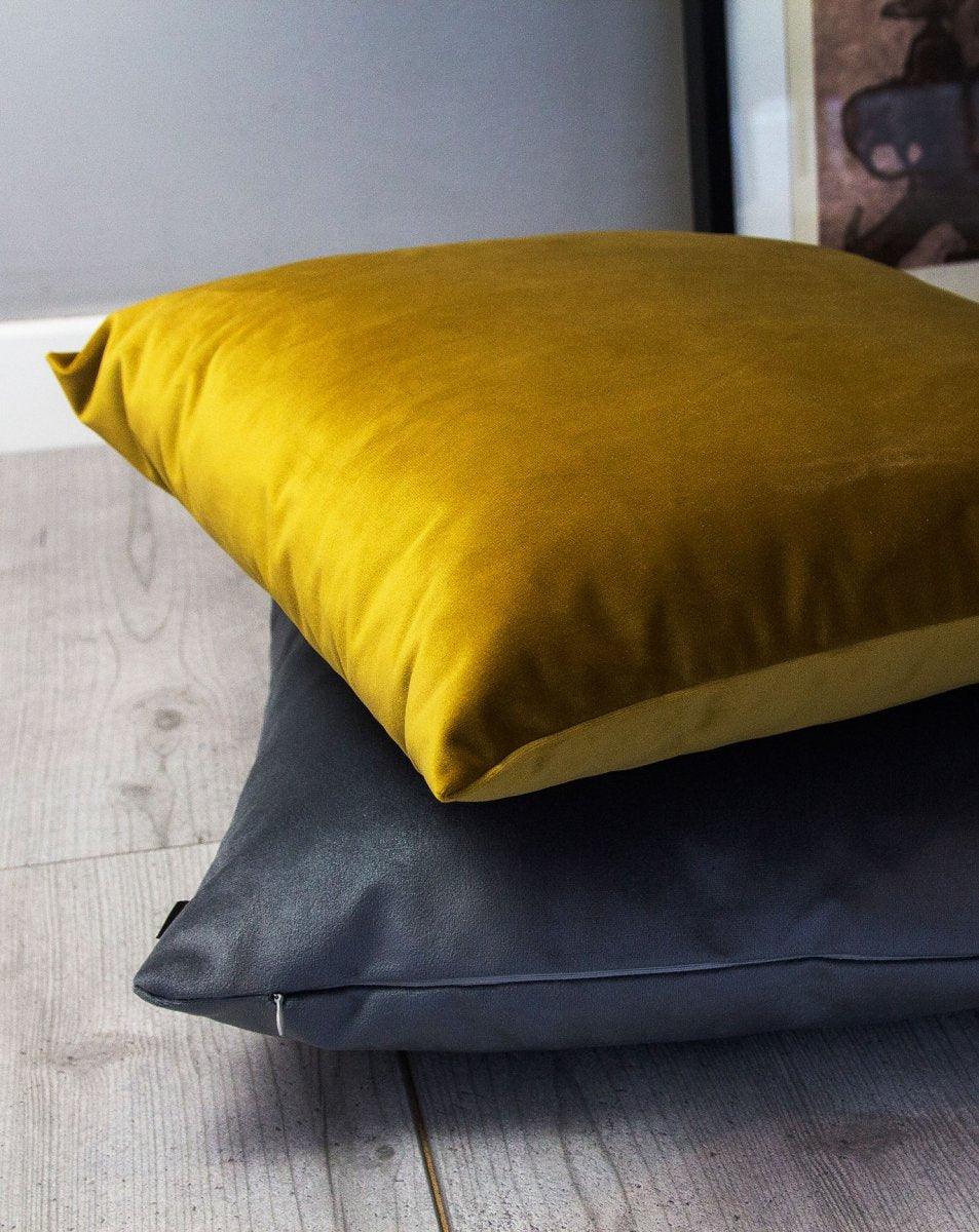 Poduszka dekoracyjna VELVET złoty Poduszkowcy Eye on Design