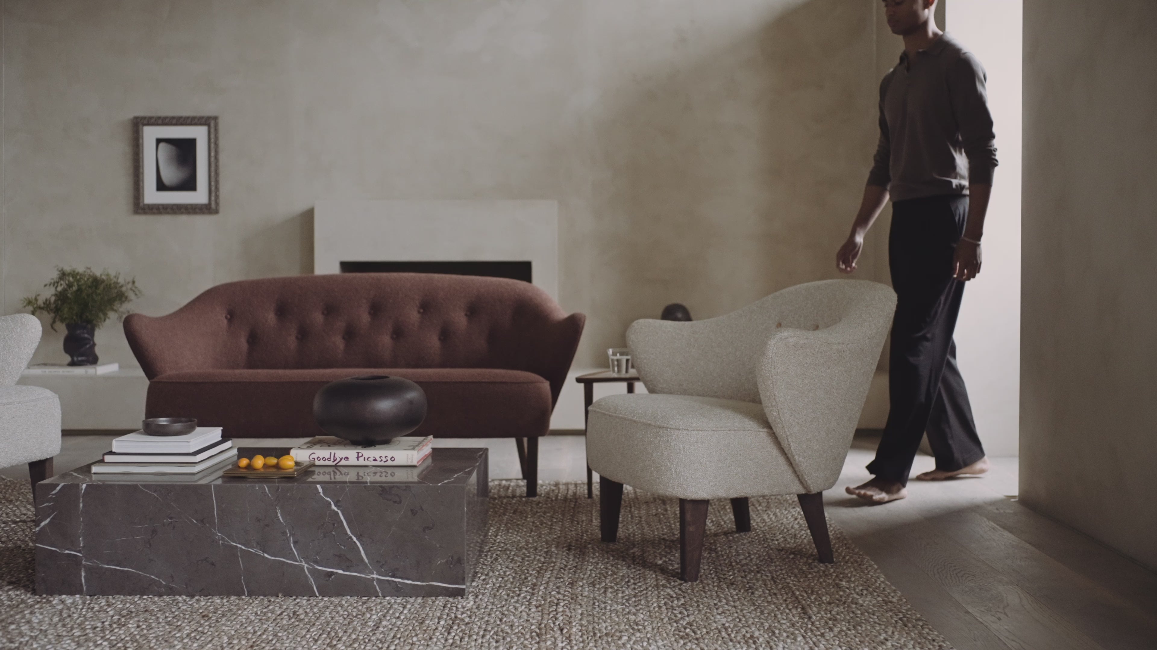 Sofa INGEBORG beżowa skóra owcza z ciemną dębową podstawą