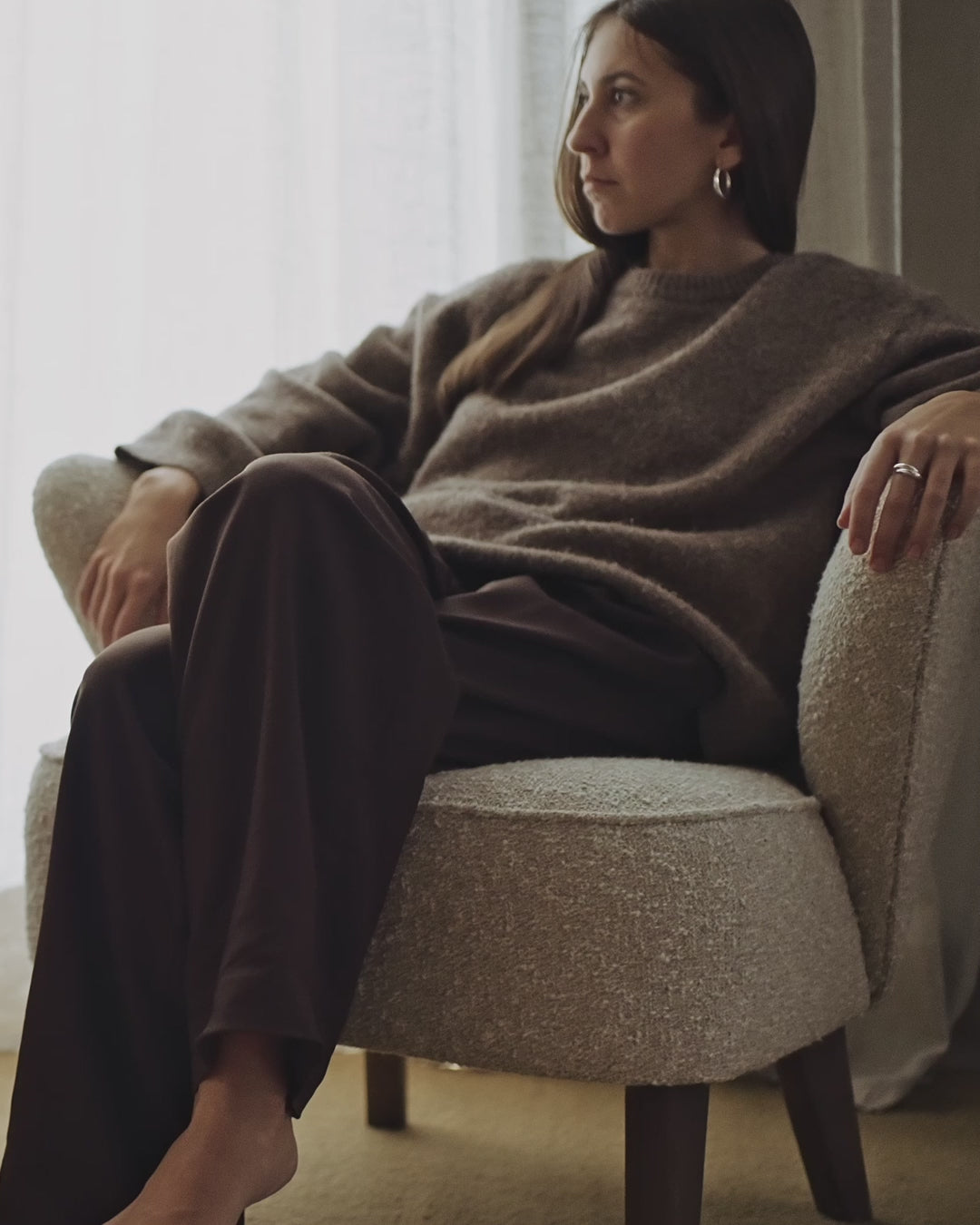 INGEBORG Armchair brown sheepskin with dark oak base