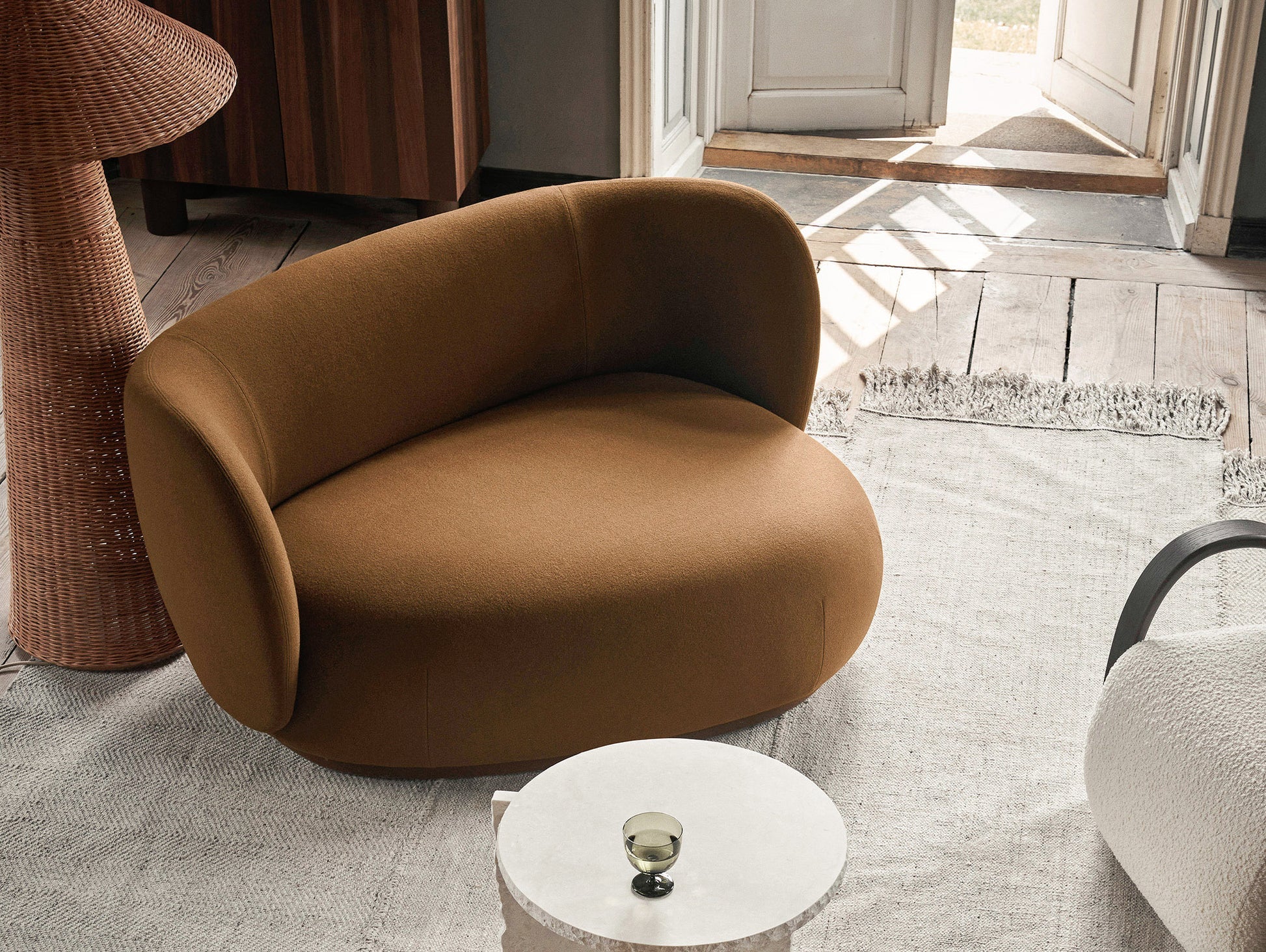Sofa prawostronna RICO CURVE Boucle złamana biel