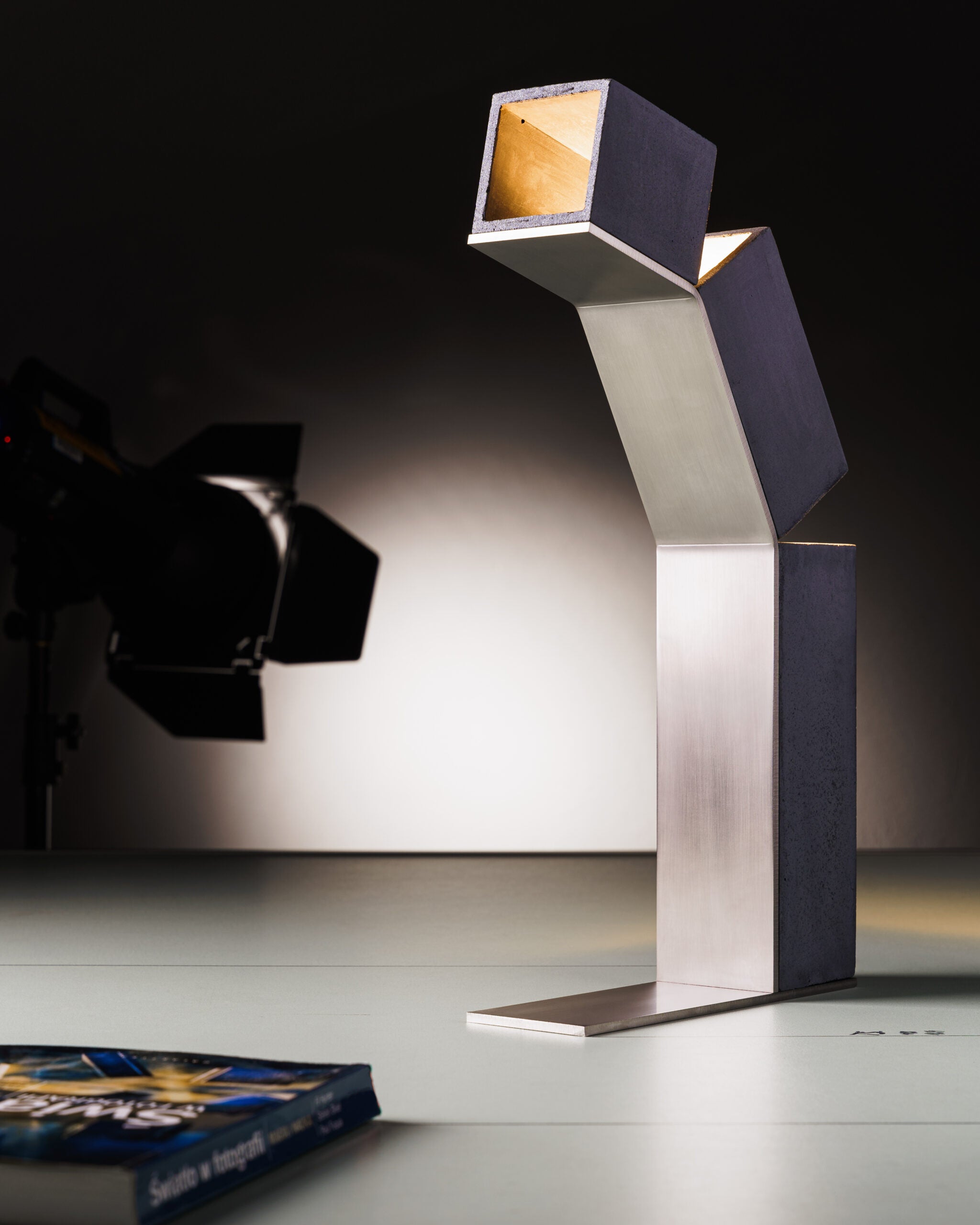 ROBOT concrete table lamp