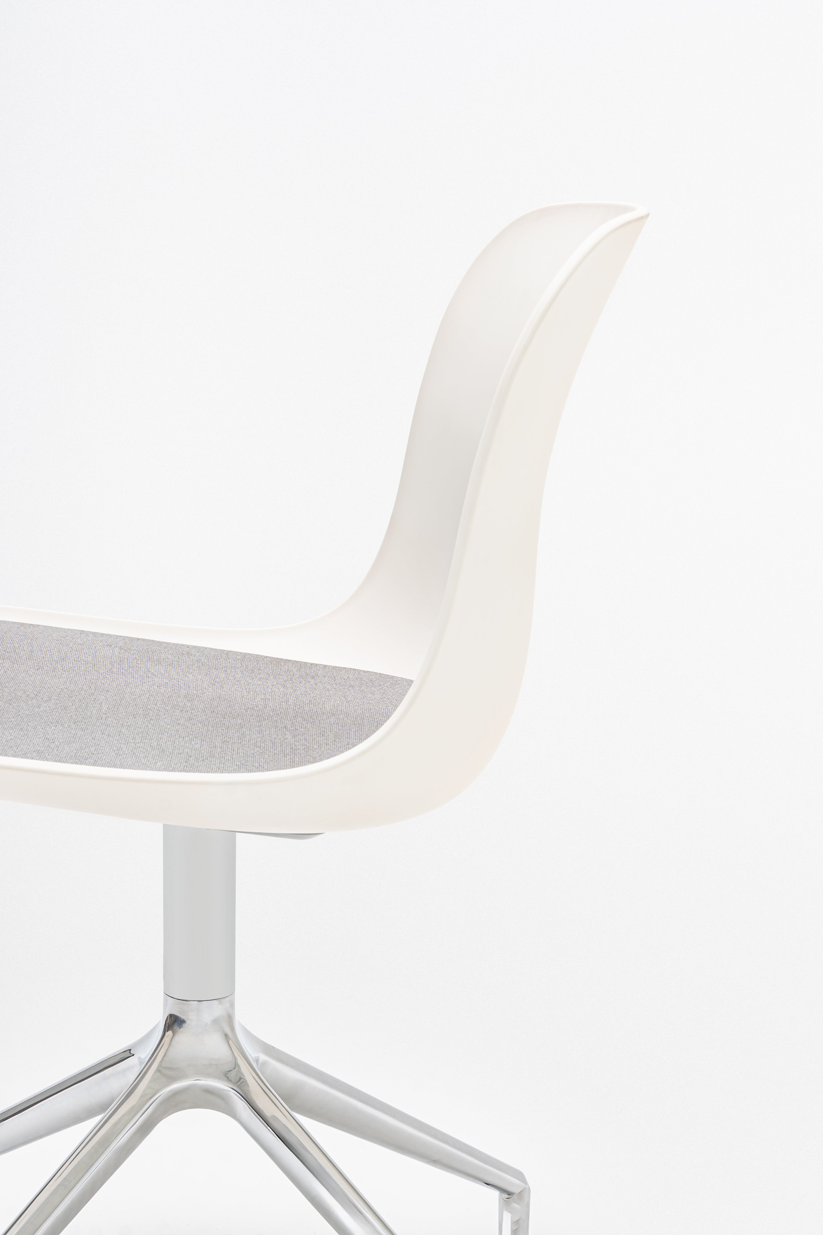 Swivel chair Baltic 2 remix aluminum polished with wheels to a soft surface