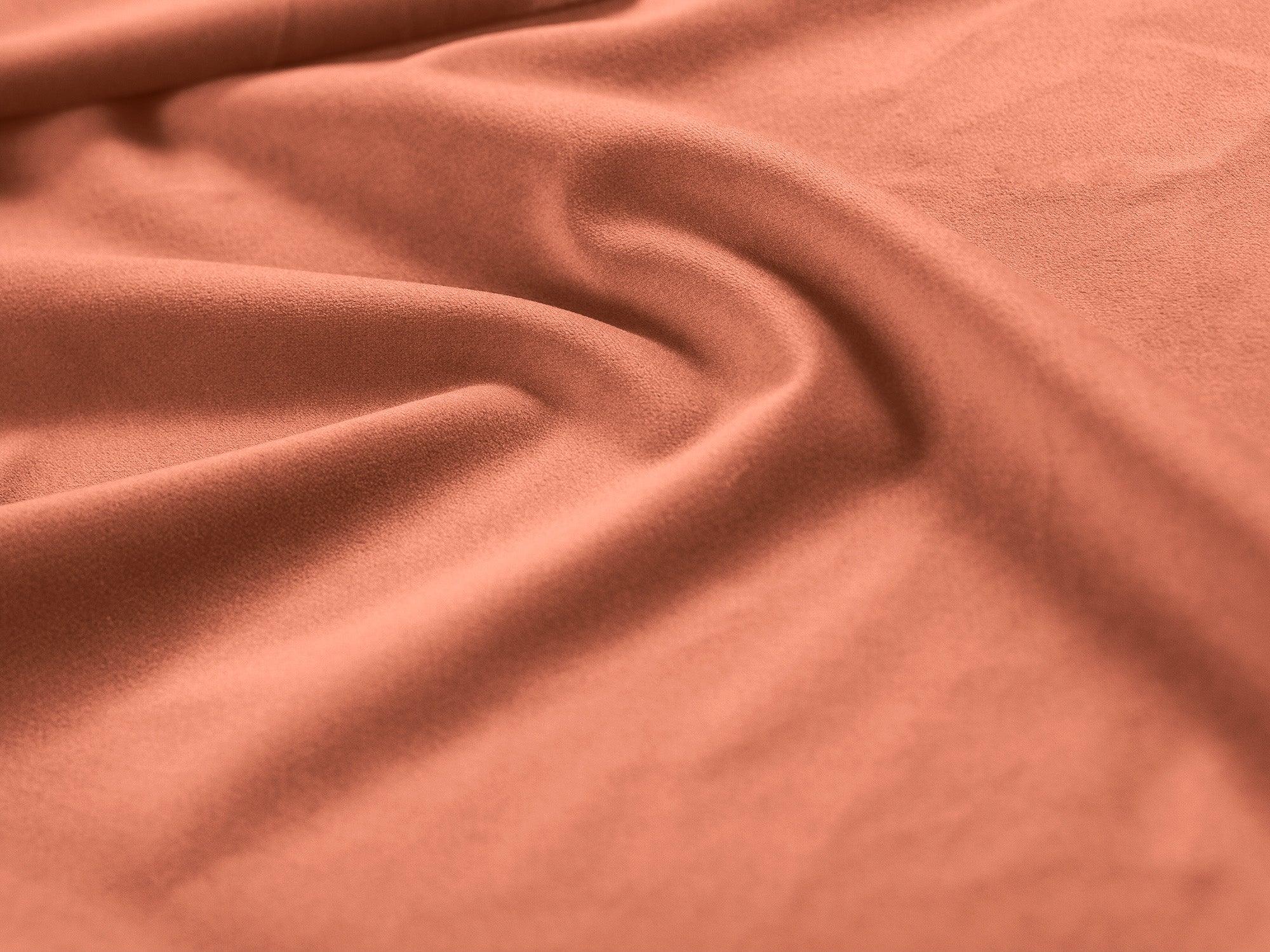 Sofa aksamitna 5-osobowa prawostronna SKYLER koralowy Interieurs 86 Eye on Design