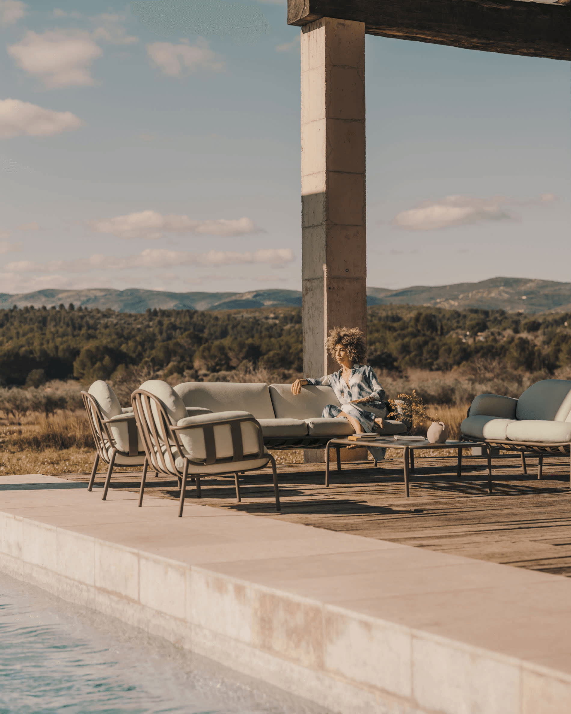 Sofa ogrodowa 3-osobowa JONCOLS beżowy z oliwkową podstawą La Forma Eye on Design