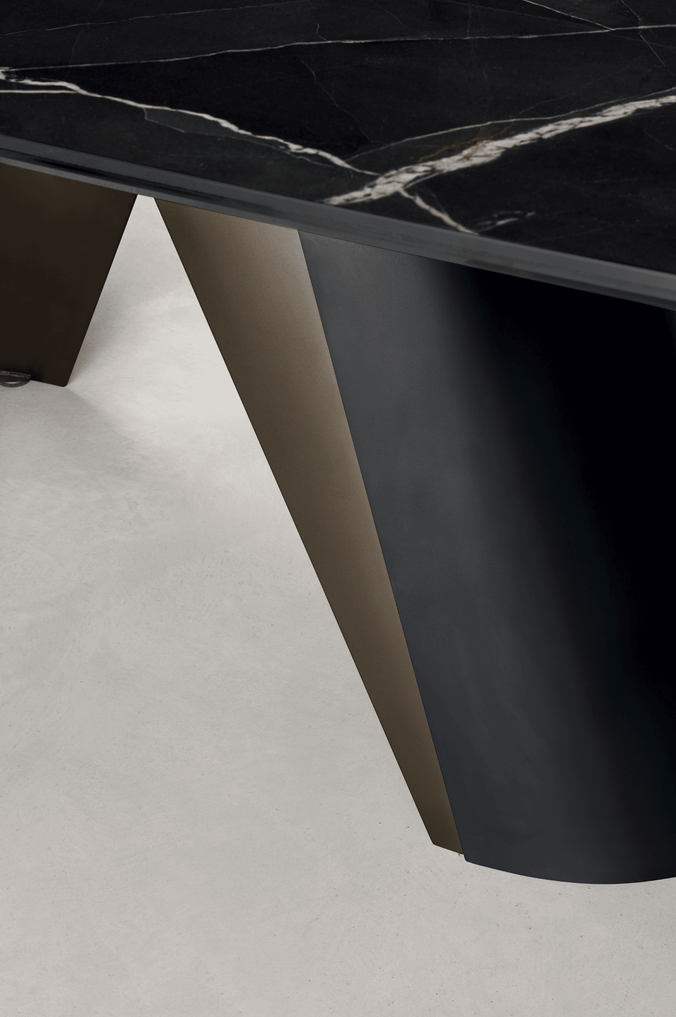 Stół elipsa rozkładany APIAN złoty marmur Calligaris Eye on Design