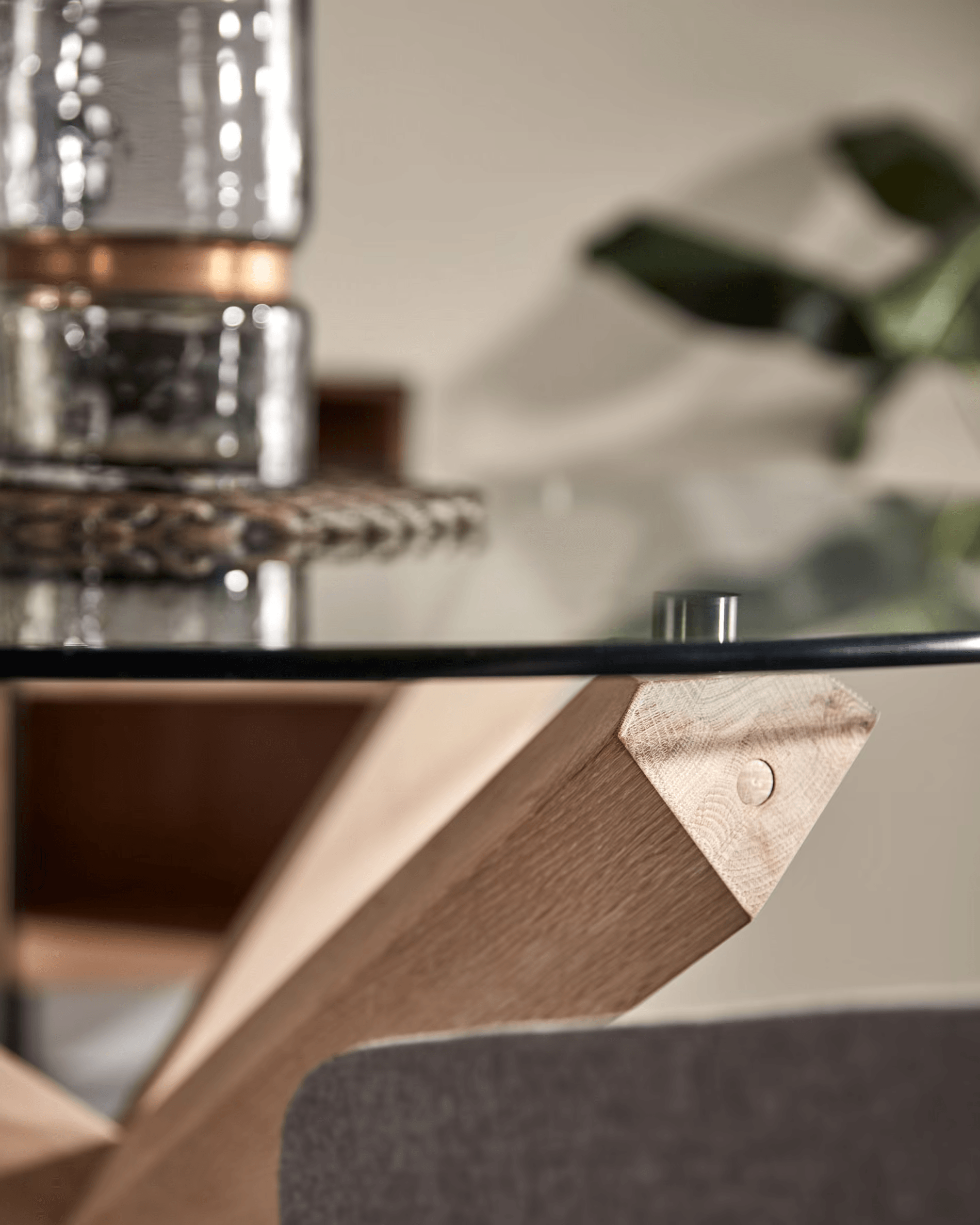 Stół LOTUS szklany z drewnianą podstawą La Forma Eye on Design