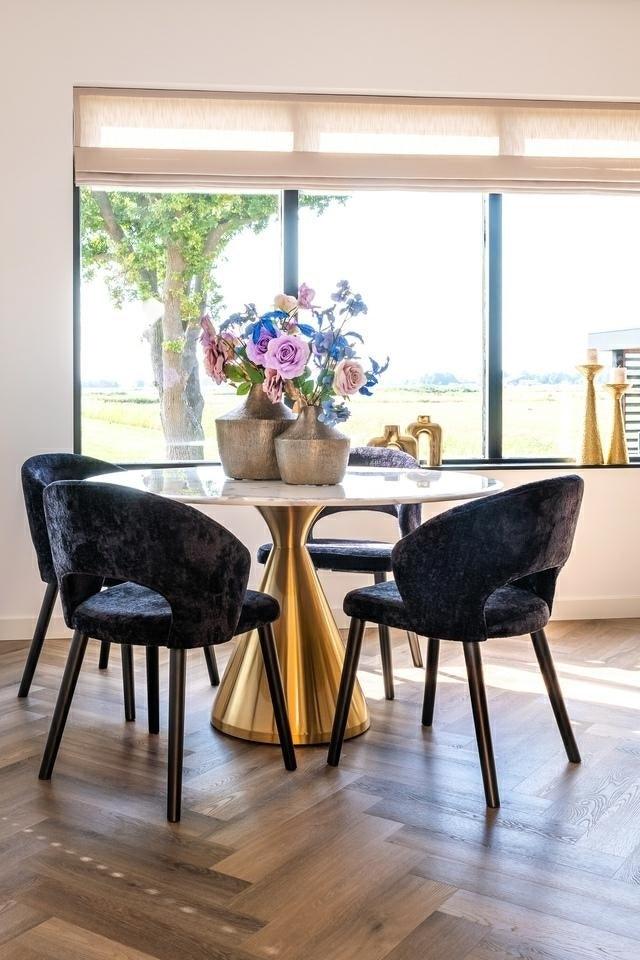 Stół okrągły TENILLE biały ze złotą podstawą Richmond Interiors Eye on Design