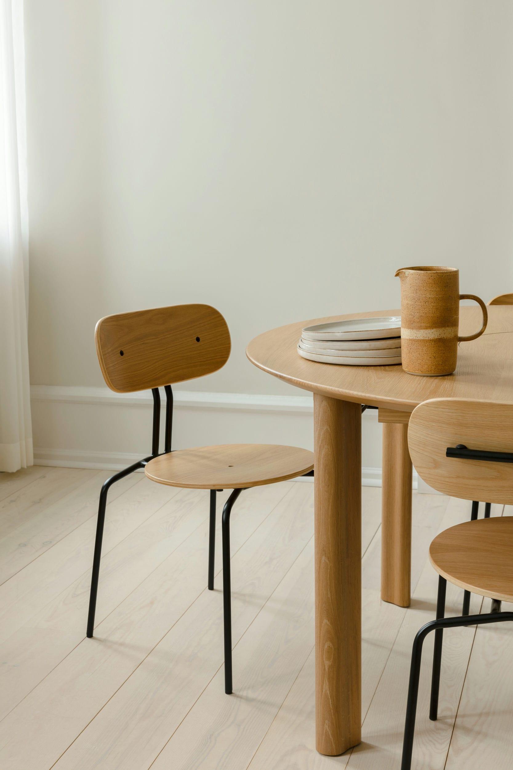 Stół rozkładany COMFORT CIRCLE WITH EXTENSION ciemny dąb UMAGE Eye on Design