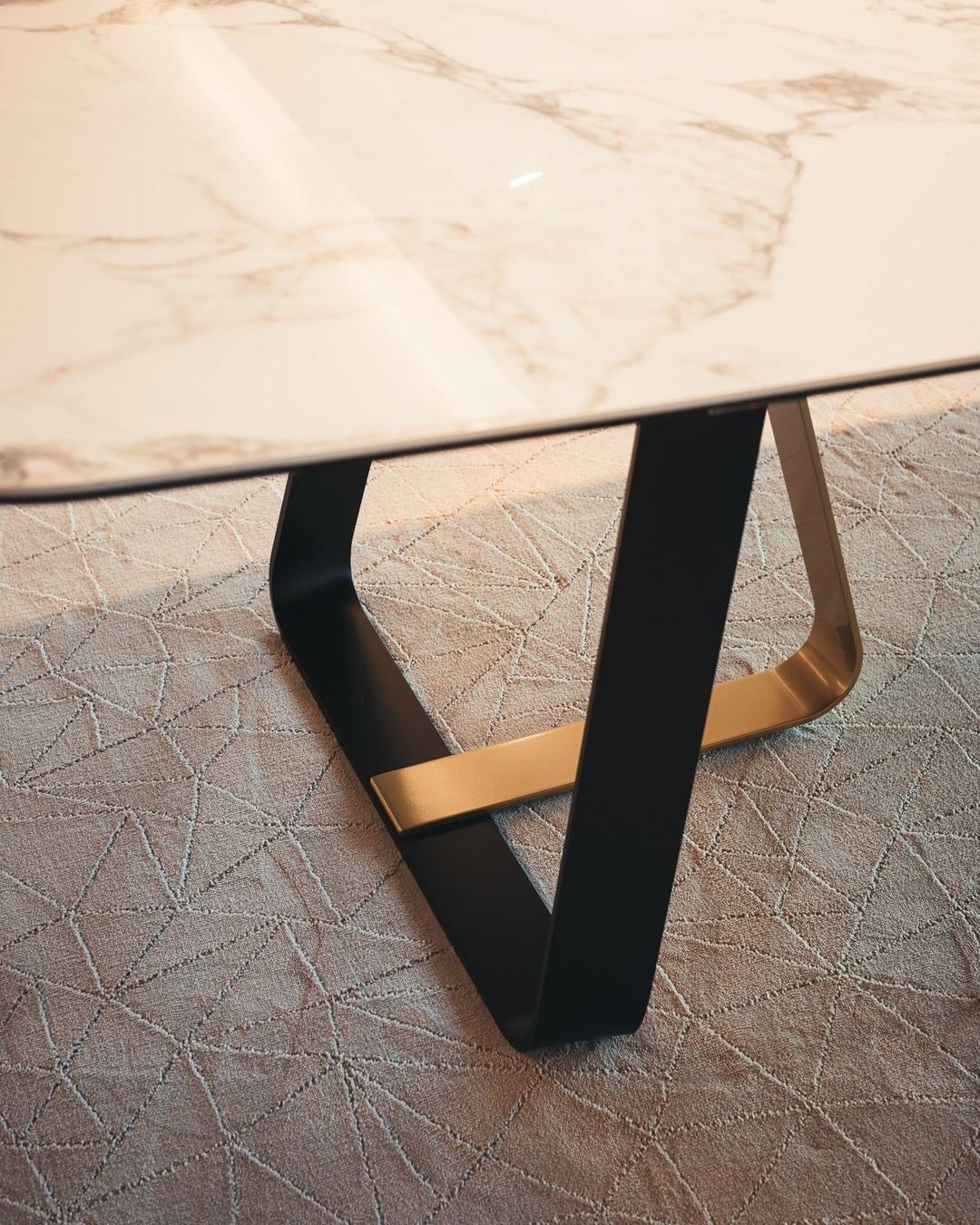 Stół SUNSHINE piaskowy marmur Calligaris Eye on Design
