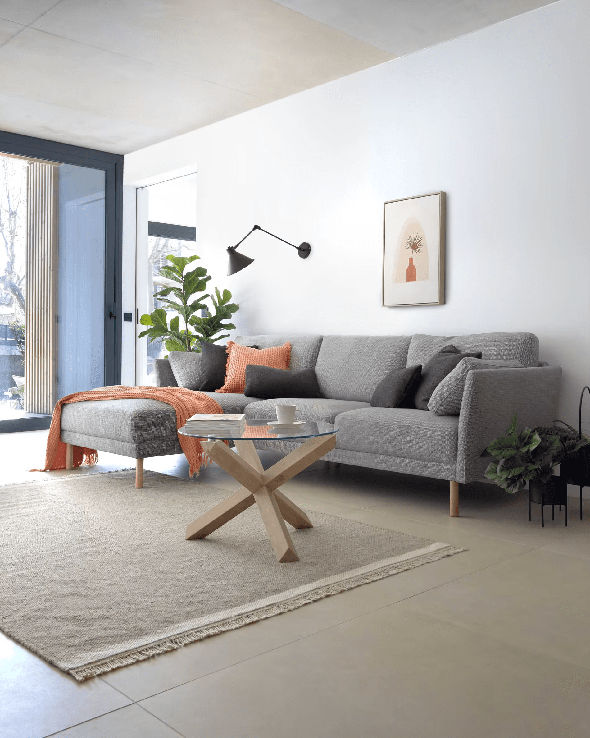 Stolik kawowy LOTUS szklany z drewnianą podstawą La Forma Eye on Design