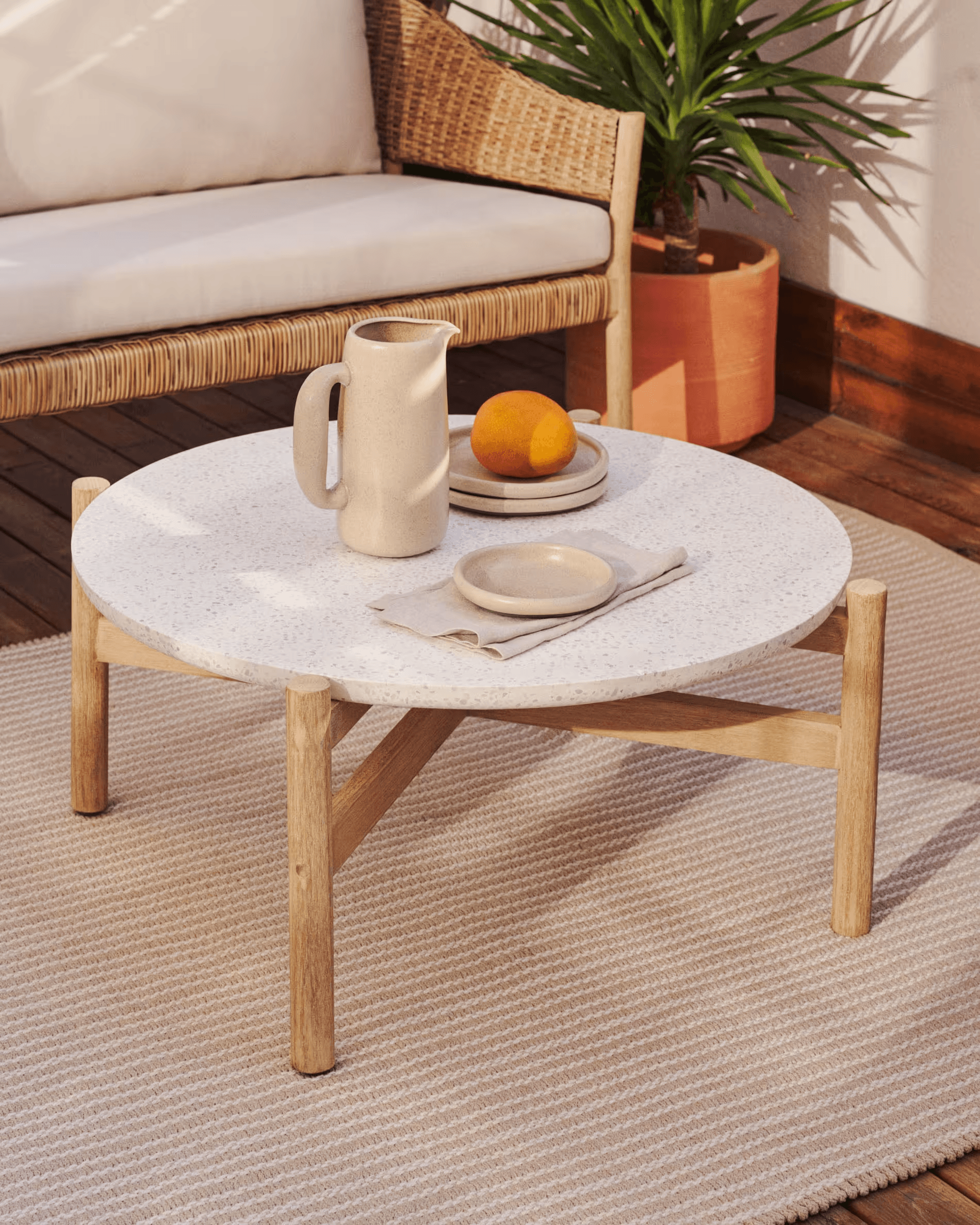 Stolik kawowy POLA lite drewno eukaliptusowe La Forma Eye on Design