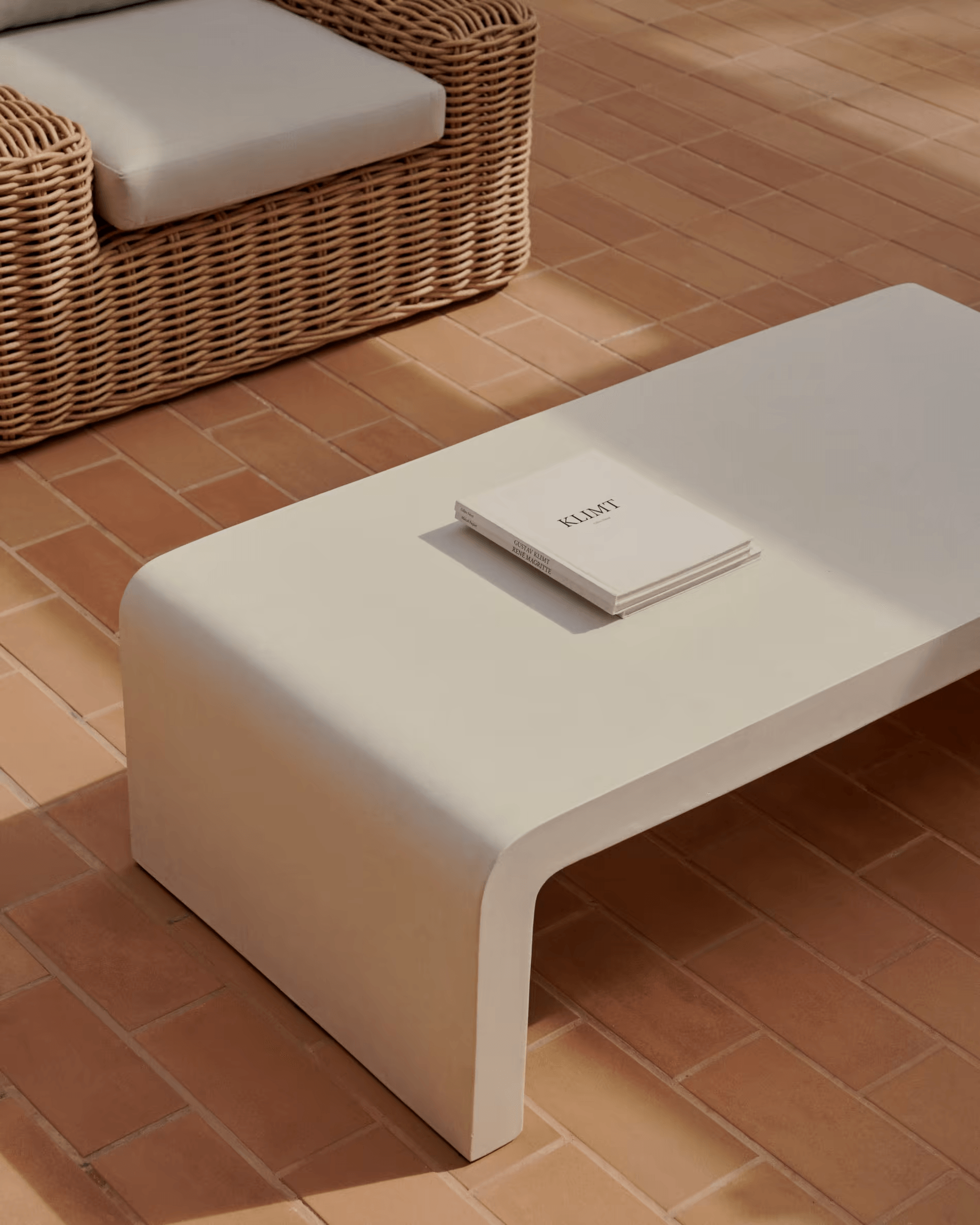 Stolik kawowy prostokątny AIGUABLAVA biały cement La Forma Eye on Design