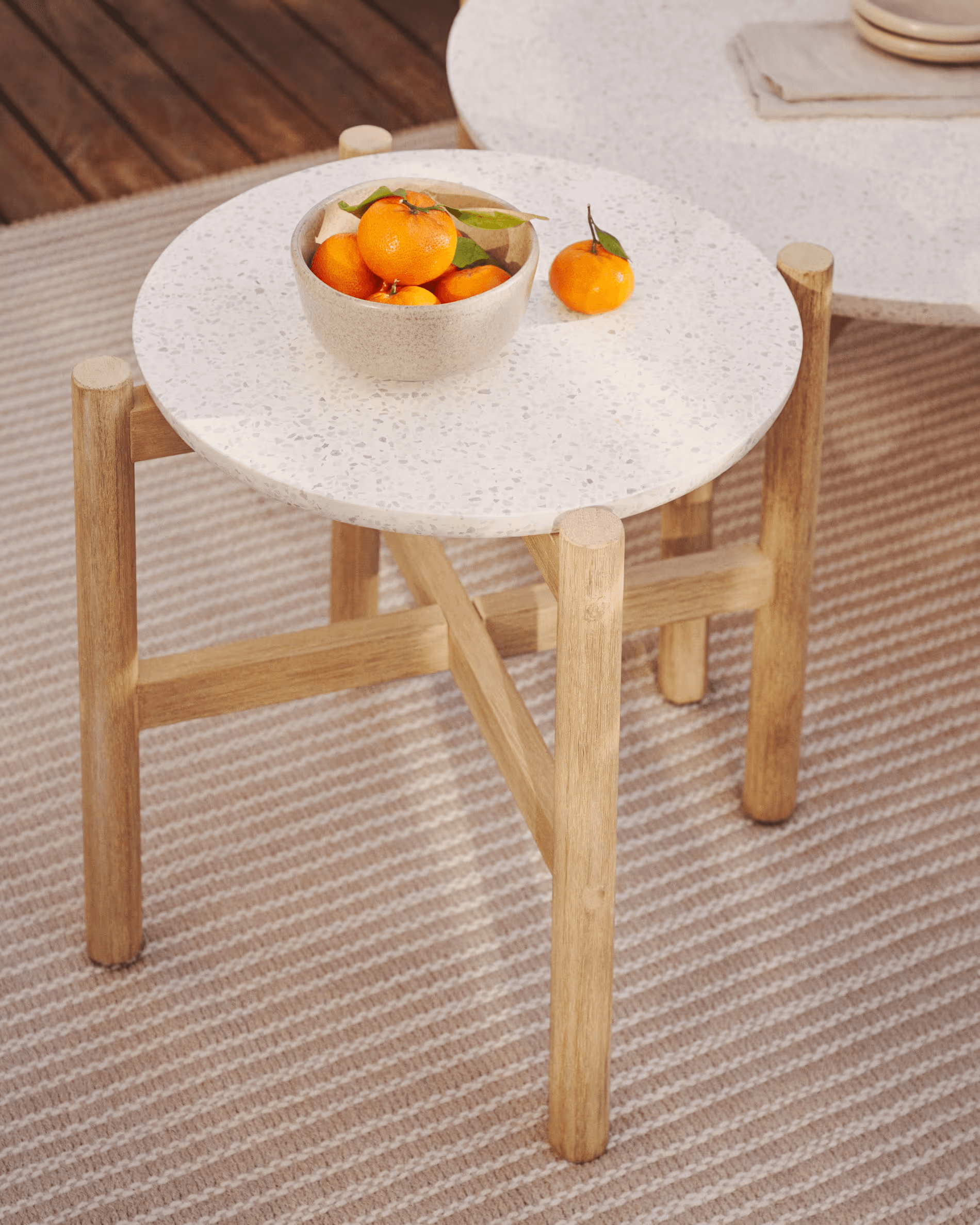 Stolik pomocniczy POLA lite drewno eukaliptusowe La Forma Eye on Design