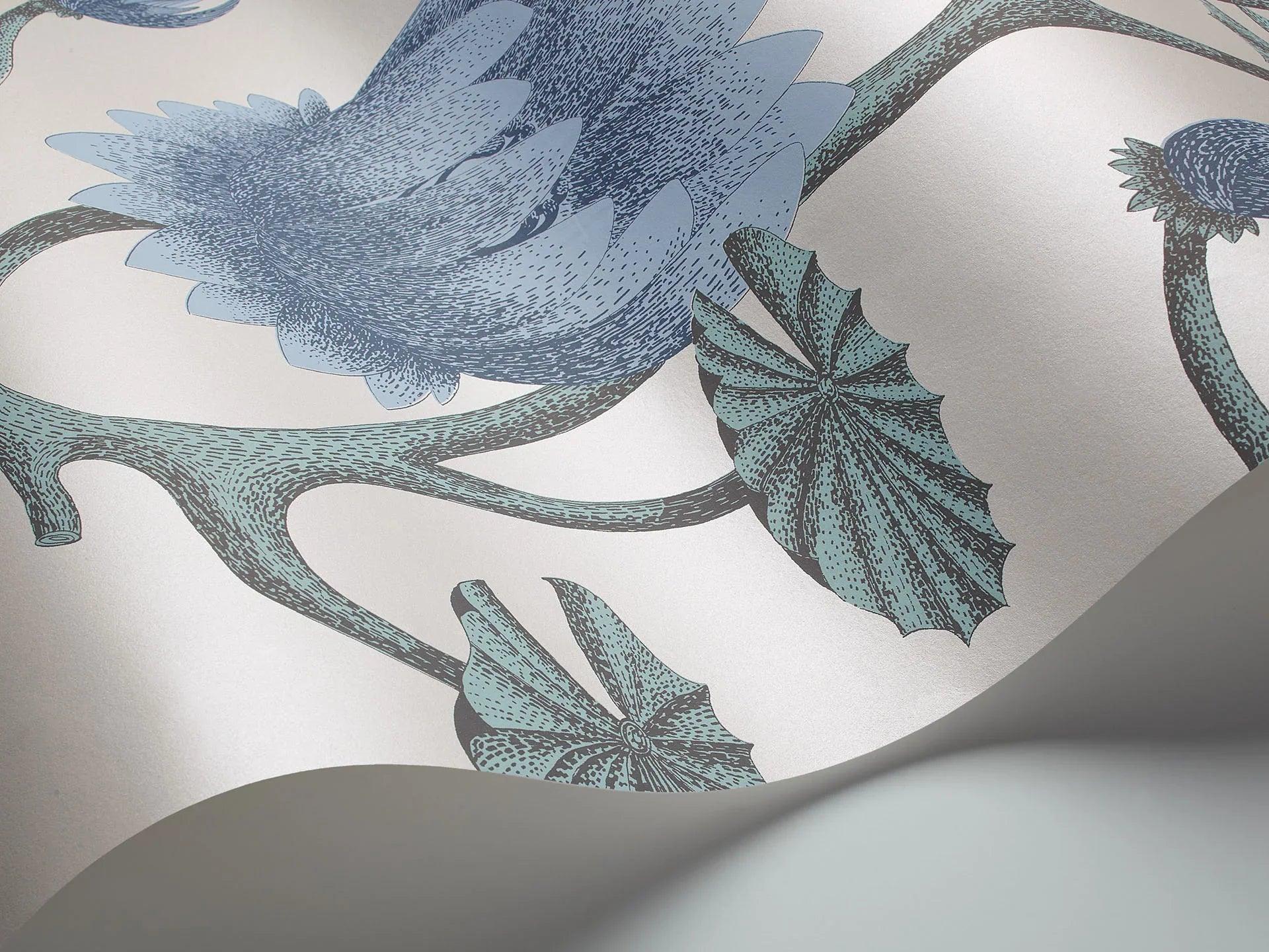 Tapeta CONTEMPORARY COLLECTION - Summer Lily niebieski na szarym Cole & Son Eye on Design