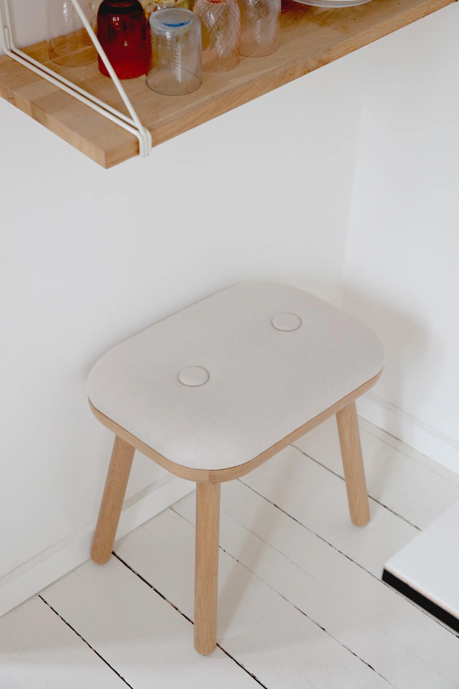 Hocker PAFF sandfarben mit Eichenbasis