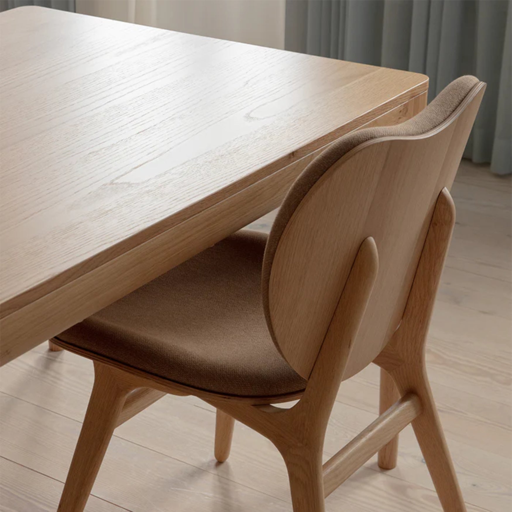 CONVERSATION chair brown with oak base