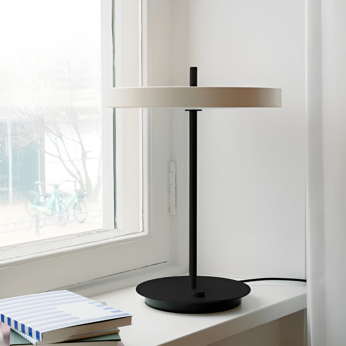 Tischlampe ASTERIA weiß mit schwarzem Fuß
