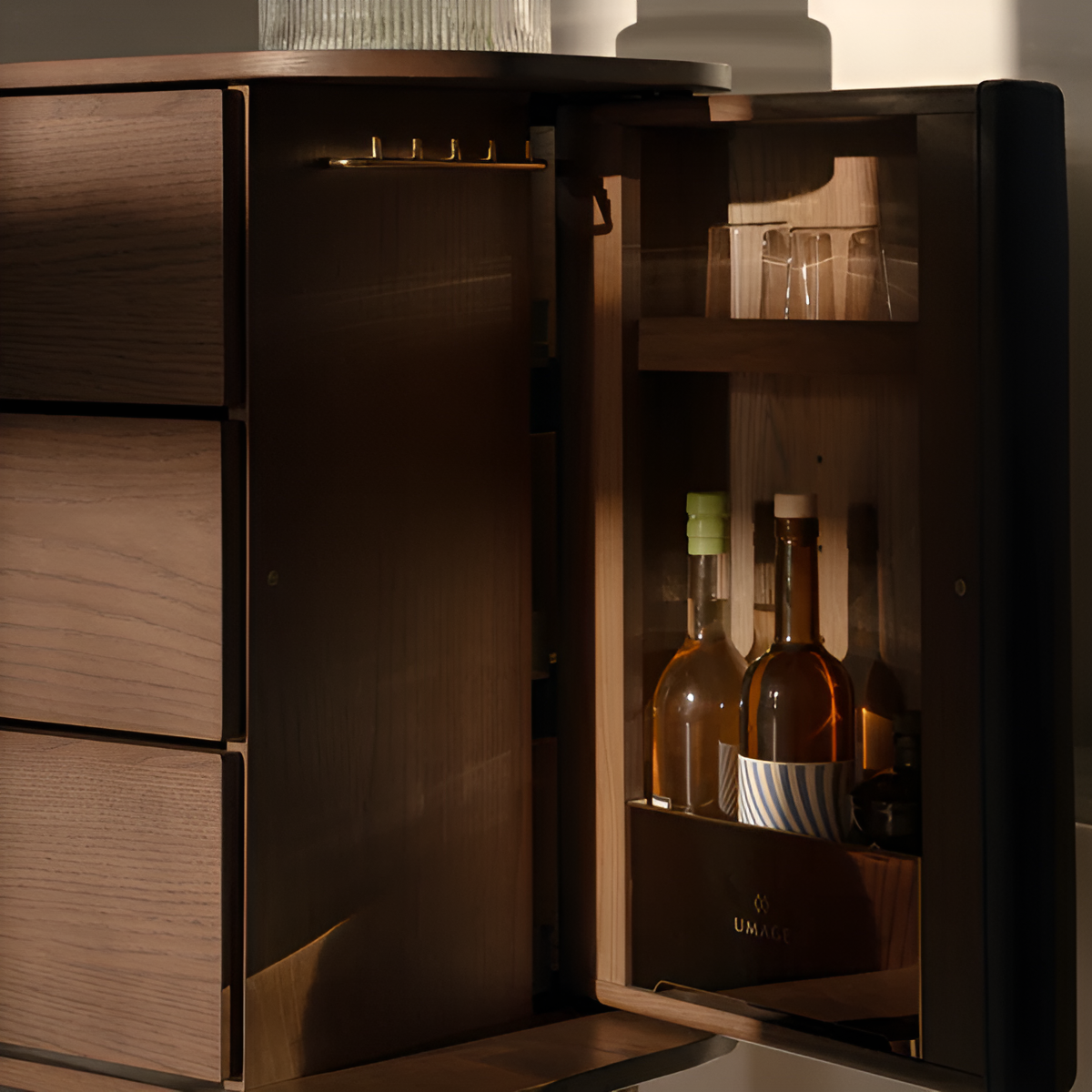 Schrank TREASURES sandfarben mit dunklem Eichenfuß