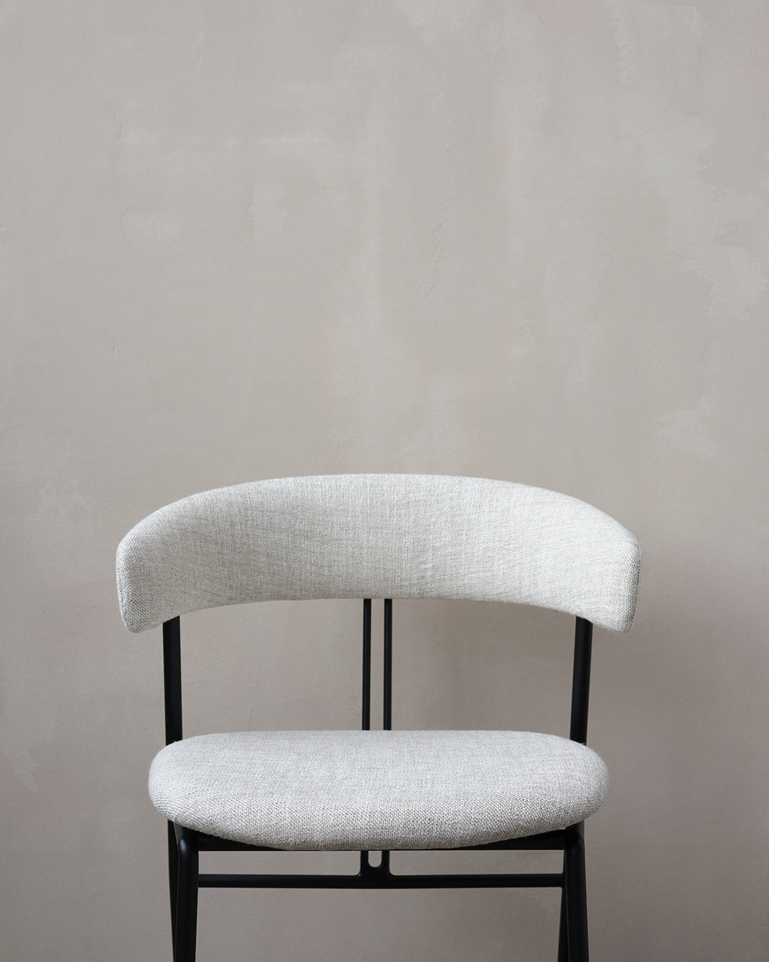 VIOLIN upholstered chair with black base