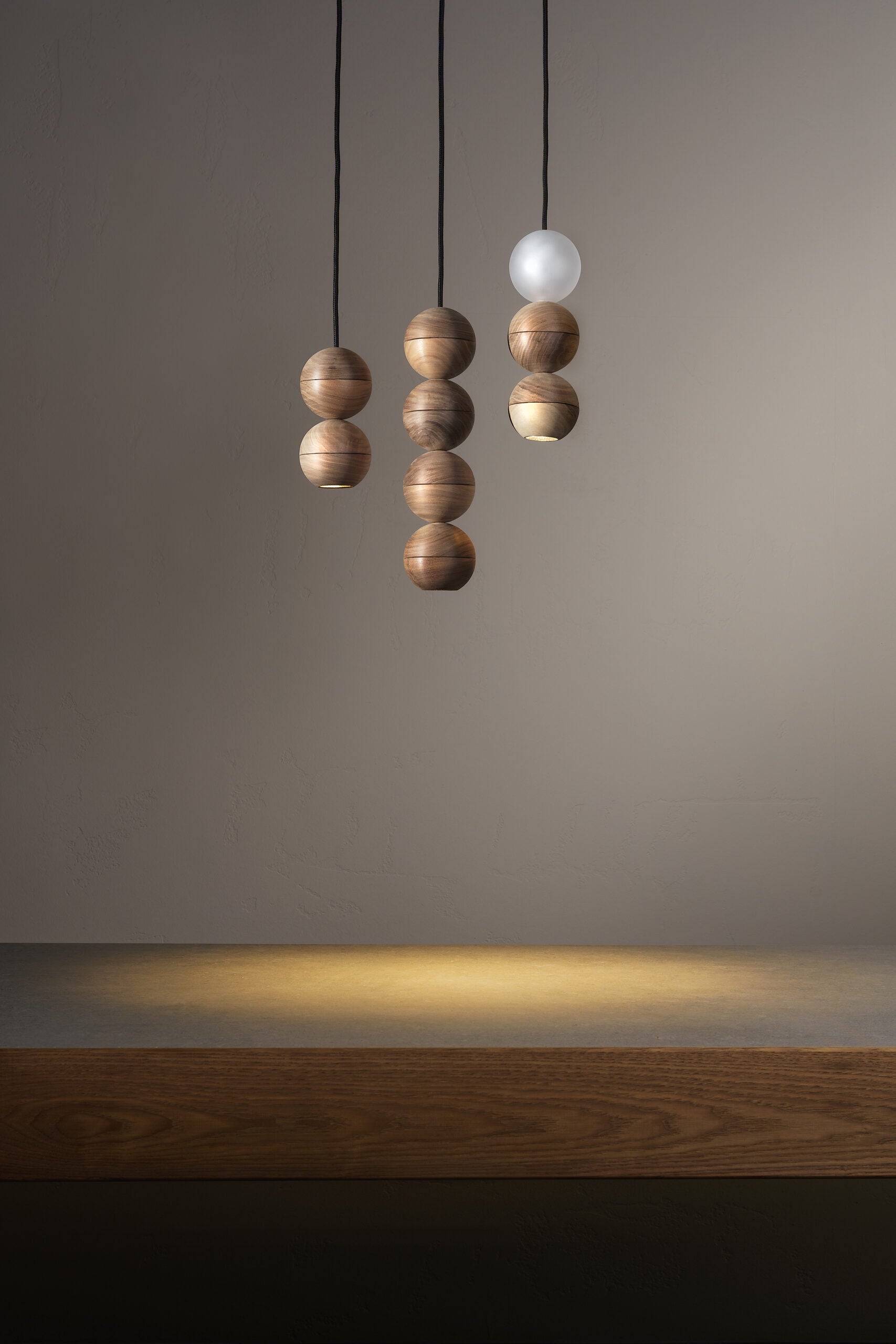 Lampa wisząca WOODOO lite drewno orzechowe