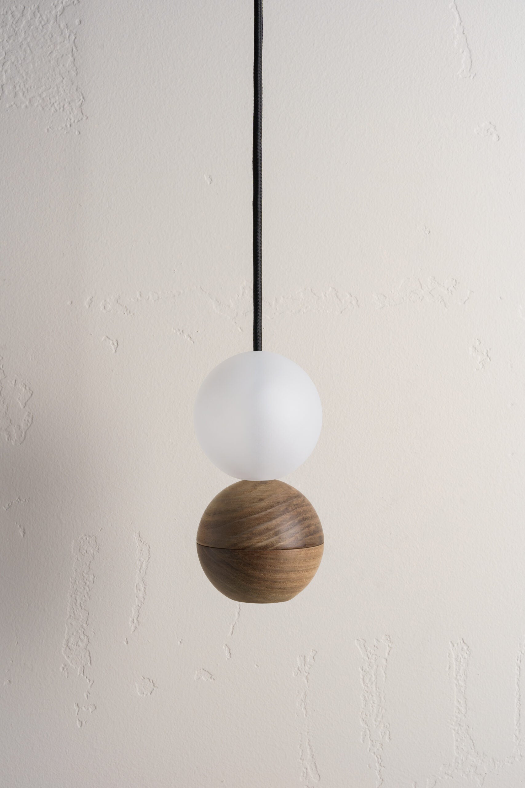 Lampa wisząca WOODOO GLASS lite drewno orzechowe