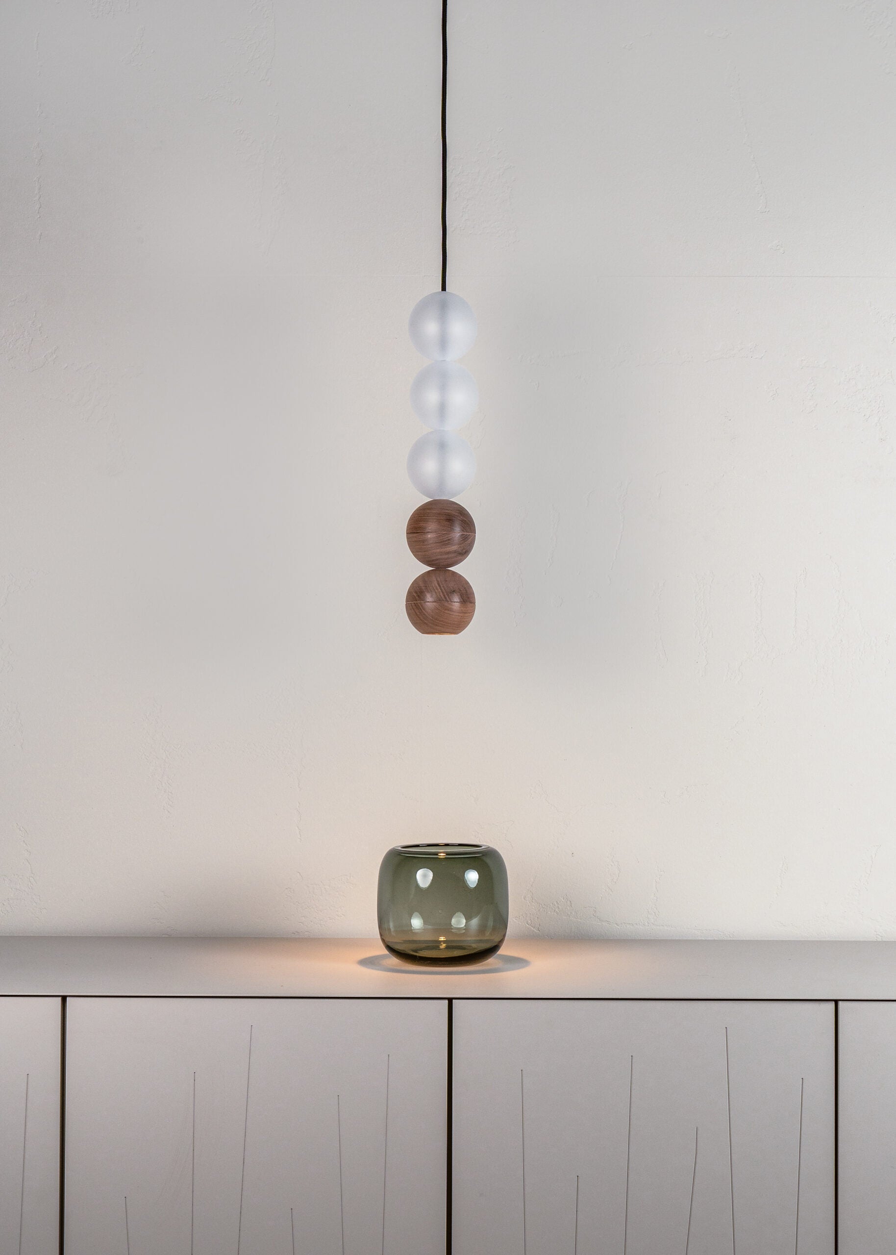Lampa wisząca WOODOO GLASS lite drewno orzechowe