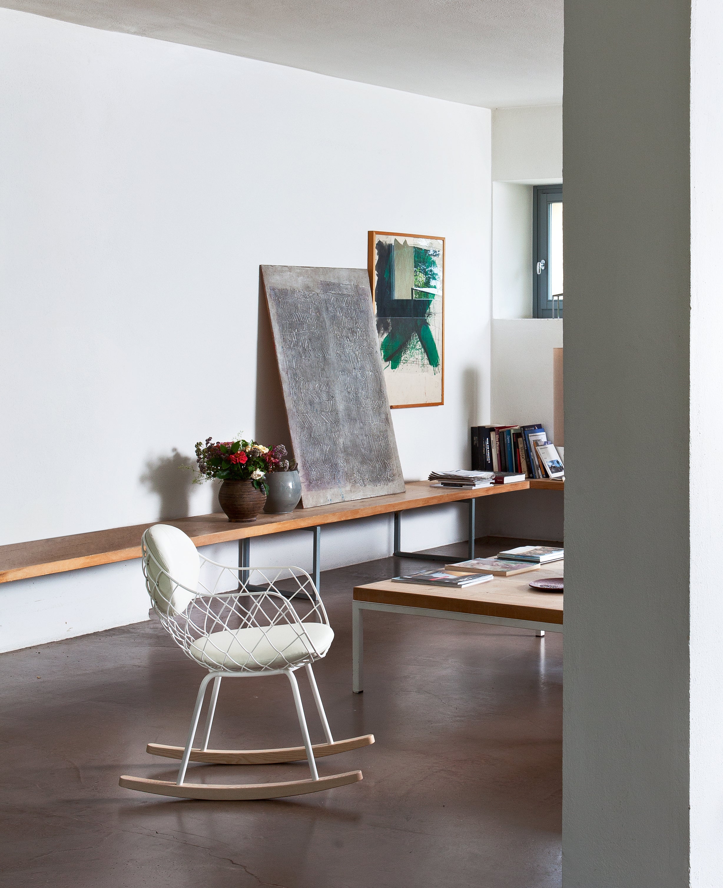 Fotel bujany PIÑA biały i drewno (skórzana poduszka) Magis Eye on Design