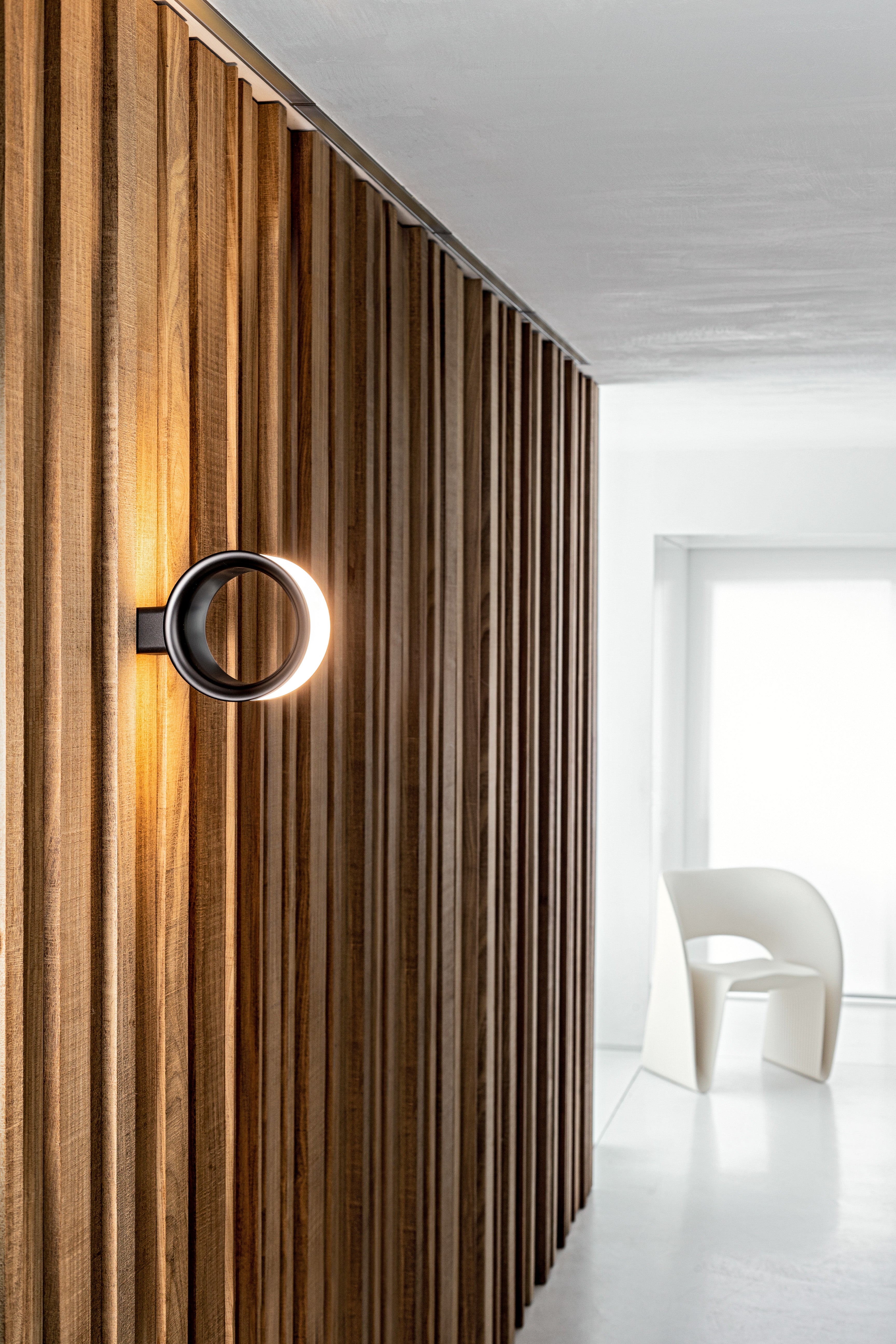 Niskie krzesło RAVIOLO biały Magis Eye on Design
