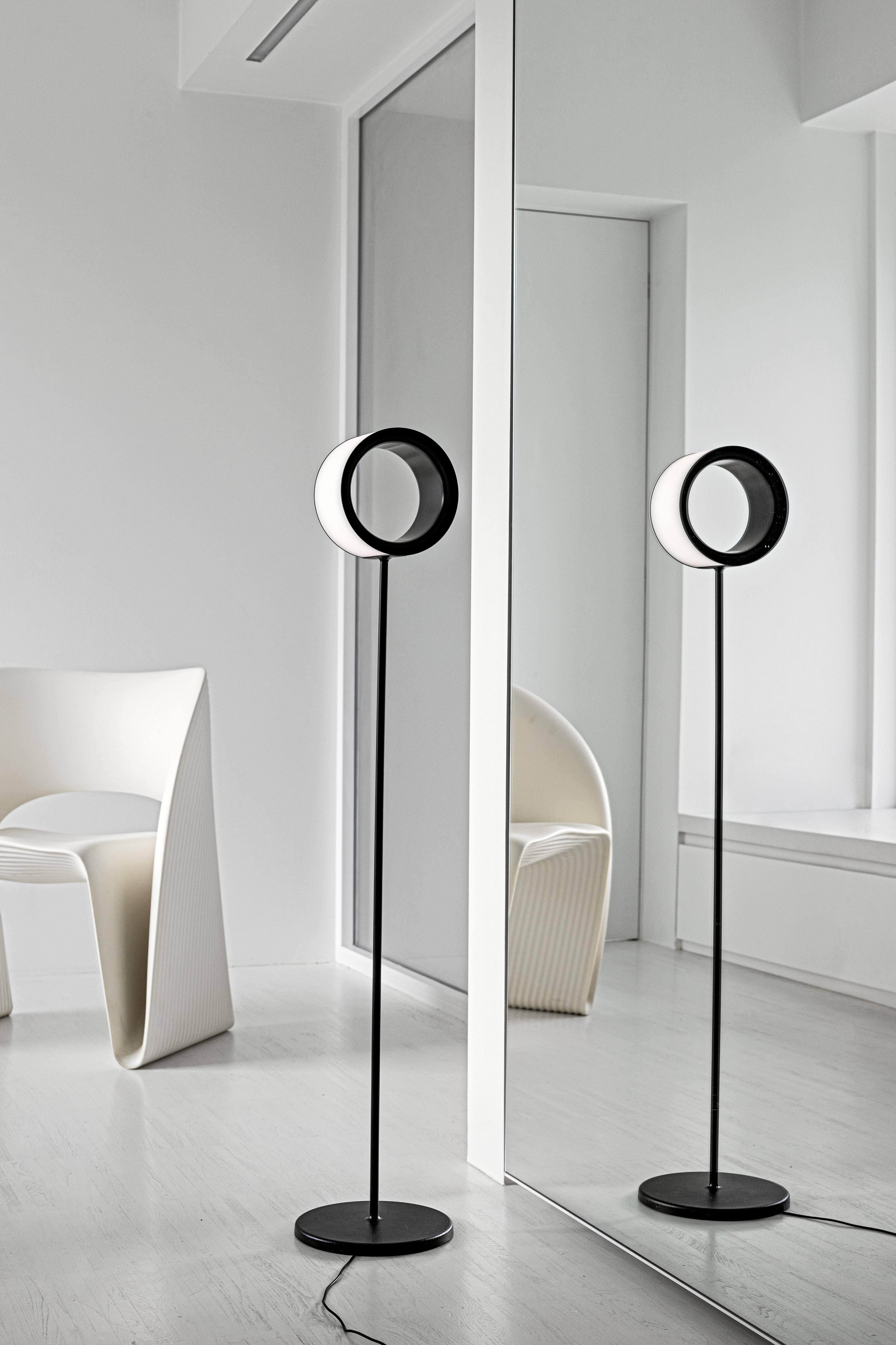 Niskie krzesło RAVIOLO biały Magis Eye on Design
