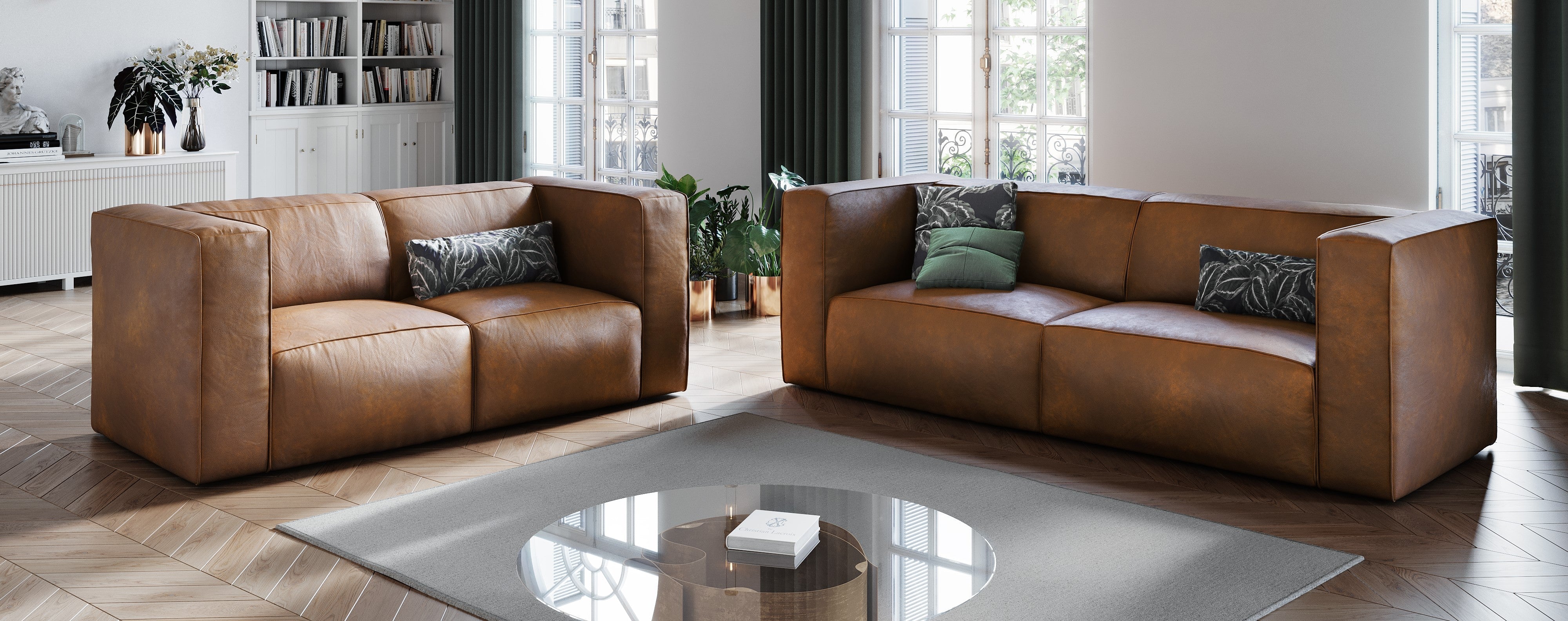 Obraz przedstawia salon z dwoma skórzanymi sofami. Przed sofami znajduje się szklany stolik kawowy. Całe pomieszczenie jest dopełnione podłogą ułożoną w wzór jodełki.