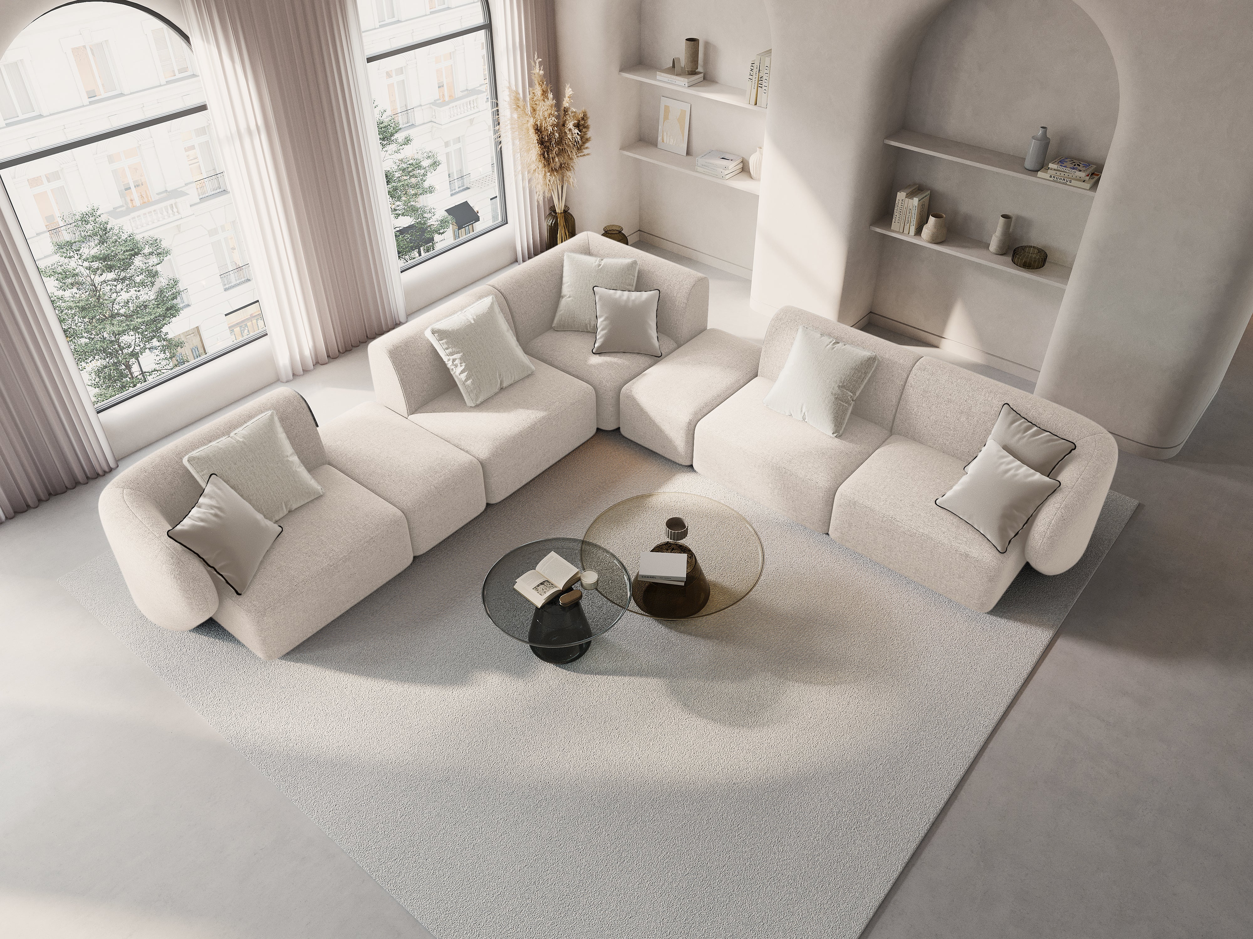 Duży, minimalistyczny narożnik w kolorze beżowym, umieszczony w jasnym pomieszczeniu urządzonym w stylu japandi - harmonijnym połączeniu japońskiego minimalizmu i skandynawskiej prostoty.