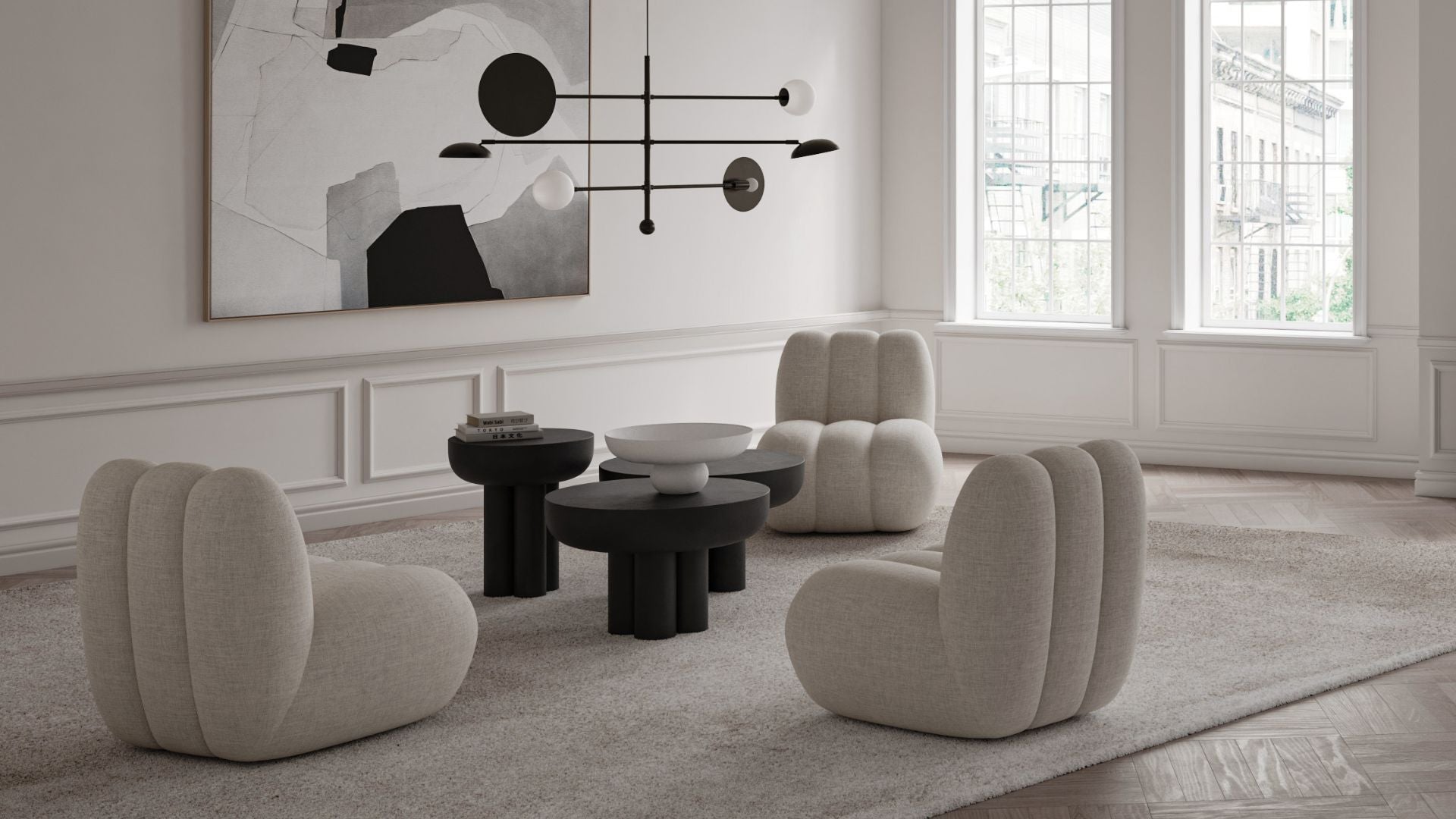 Grafika przedstawia minimalistyczny salon, w którym znajdują się trzy fotele w stylu japandi. Meble te idealnie współgrają z czarnymi stolikami kawowymi, które razem tworzą idealne uzupełnienie tej przestrzeni.
