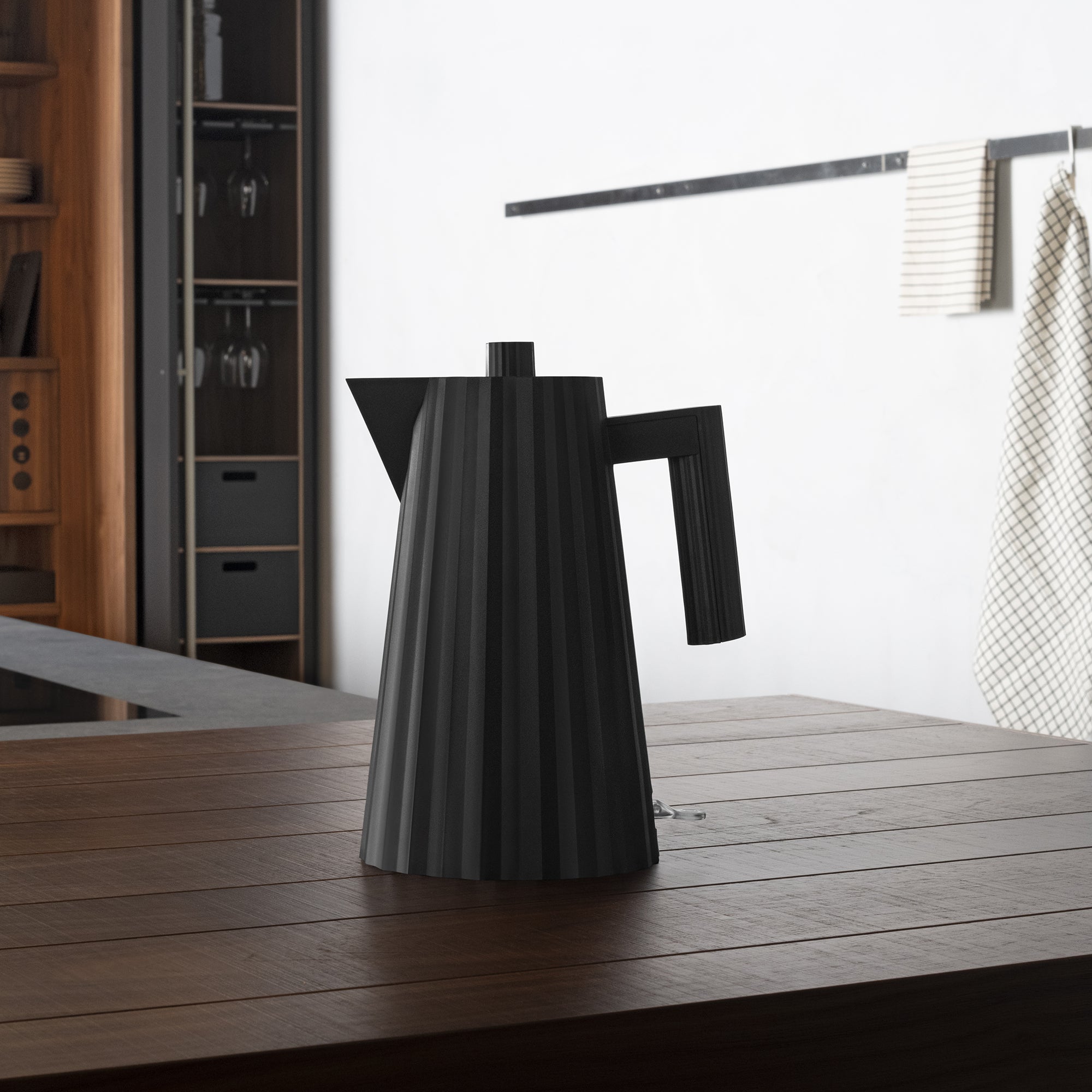 Black plissé electric kettle