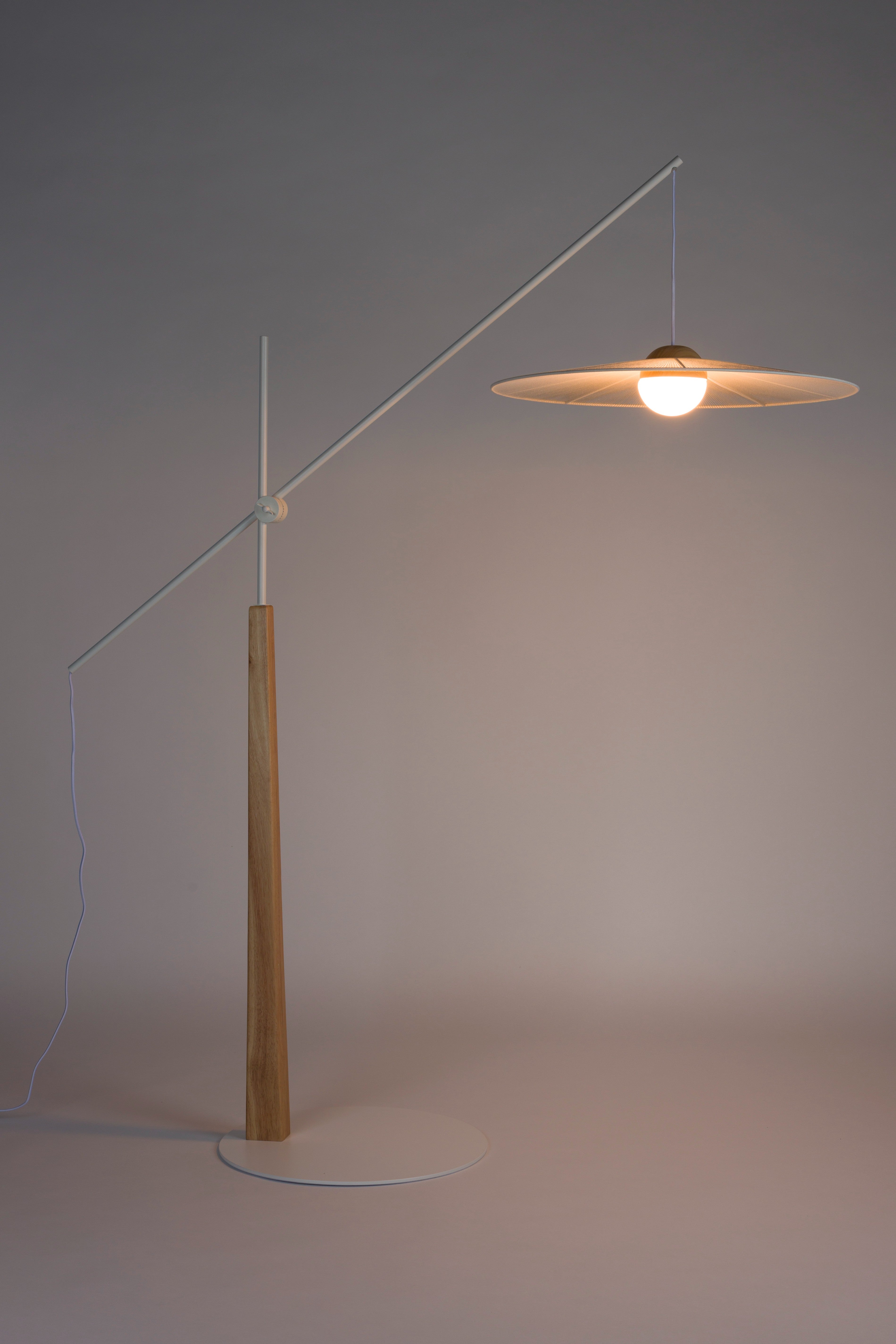 Lampa podłogowa z wysięgnikiem BELLE złamana biel
