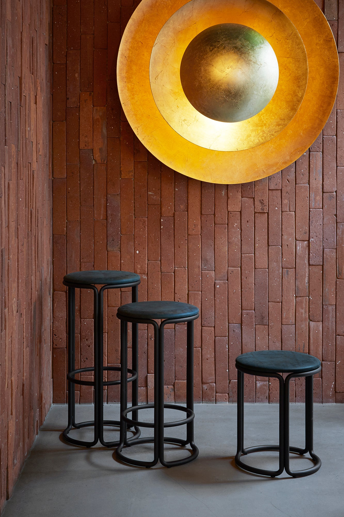 HARDIE black stool with black seat