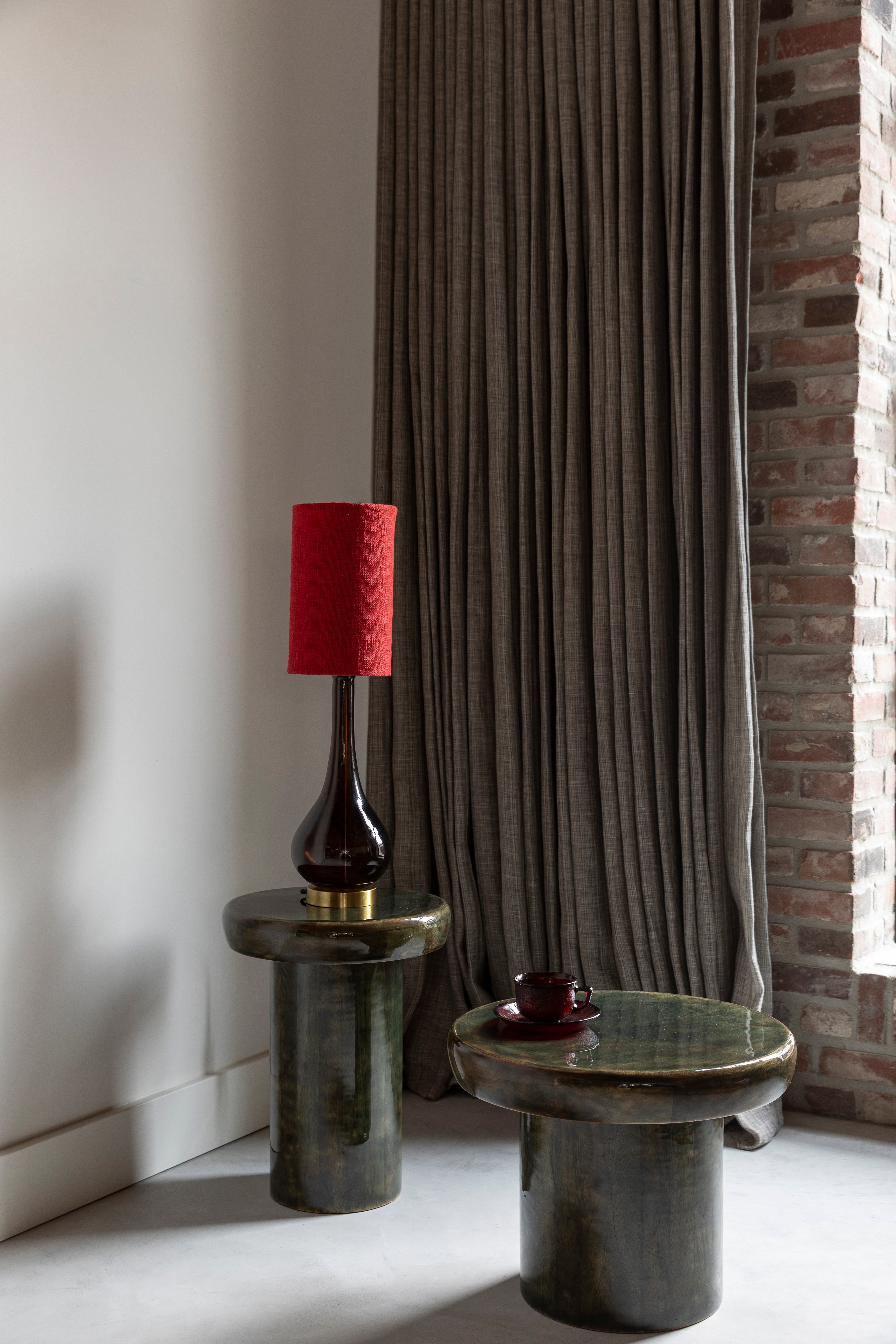 Tischlampe JULES rot mit braunem Fuß