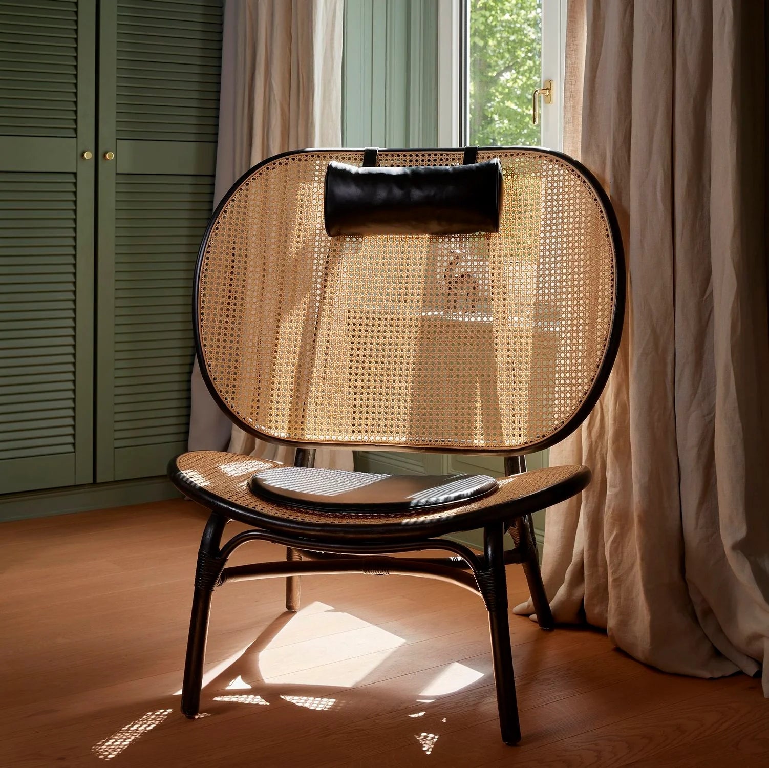 Fotel NOMAD czarny bambusowy z rattanem NORR11    Eye on Design