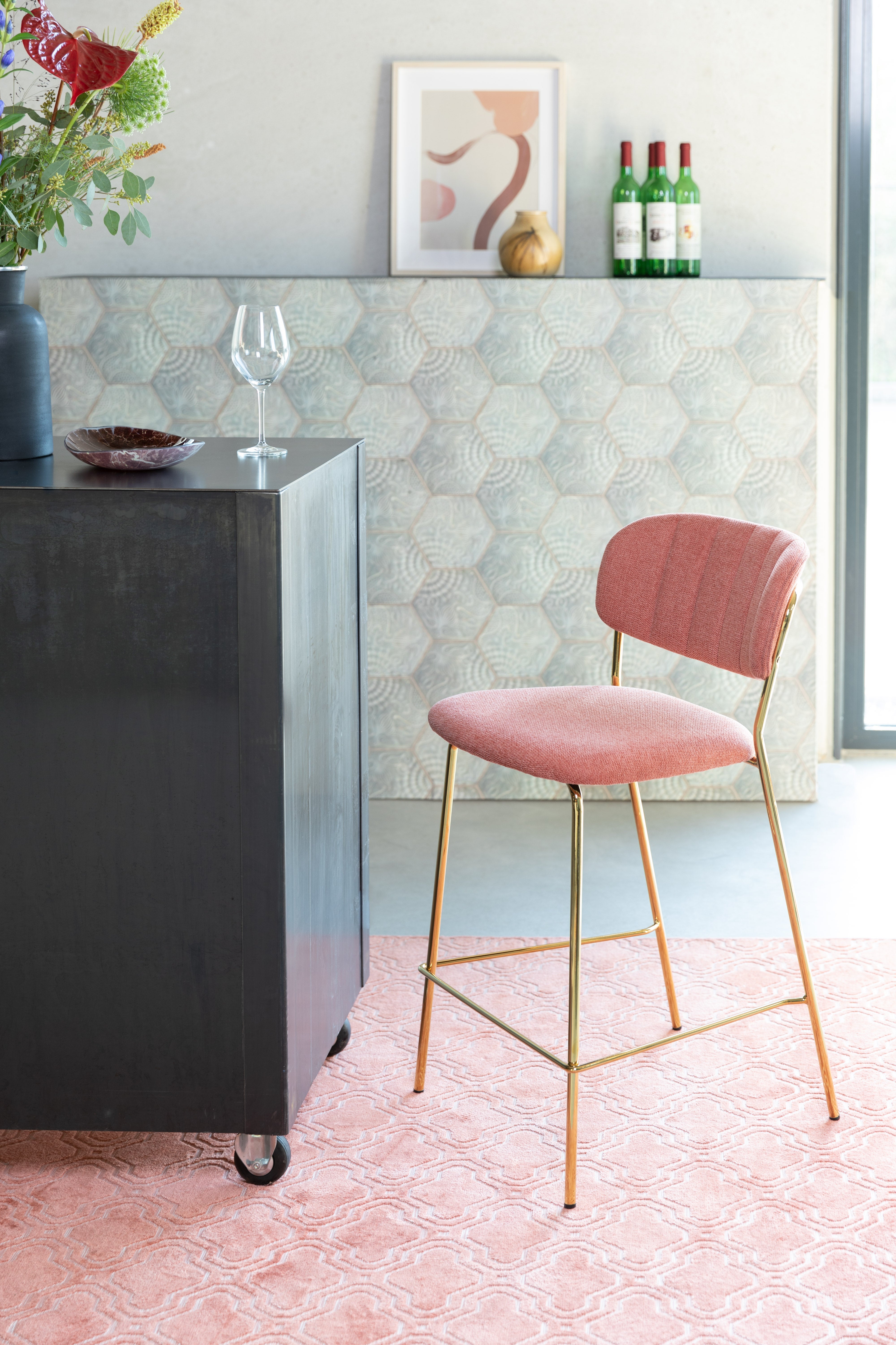 Jolien Pink bar chair with a golden base