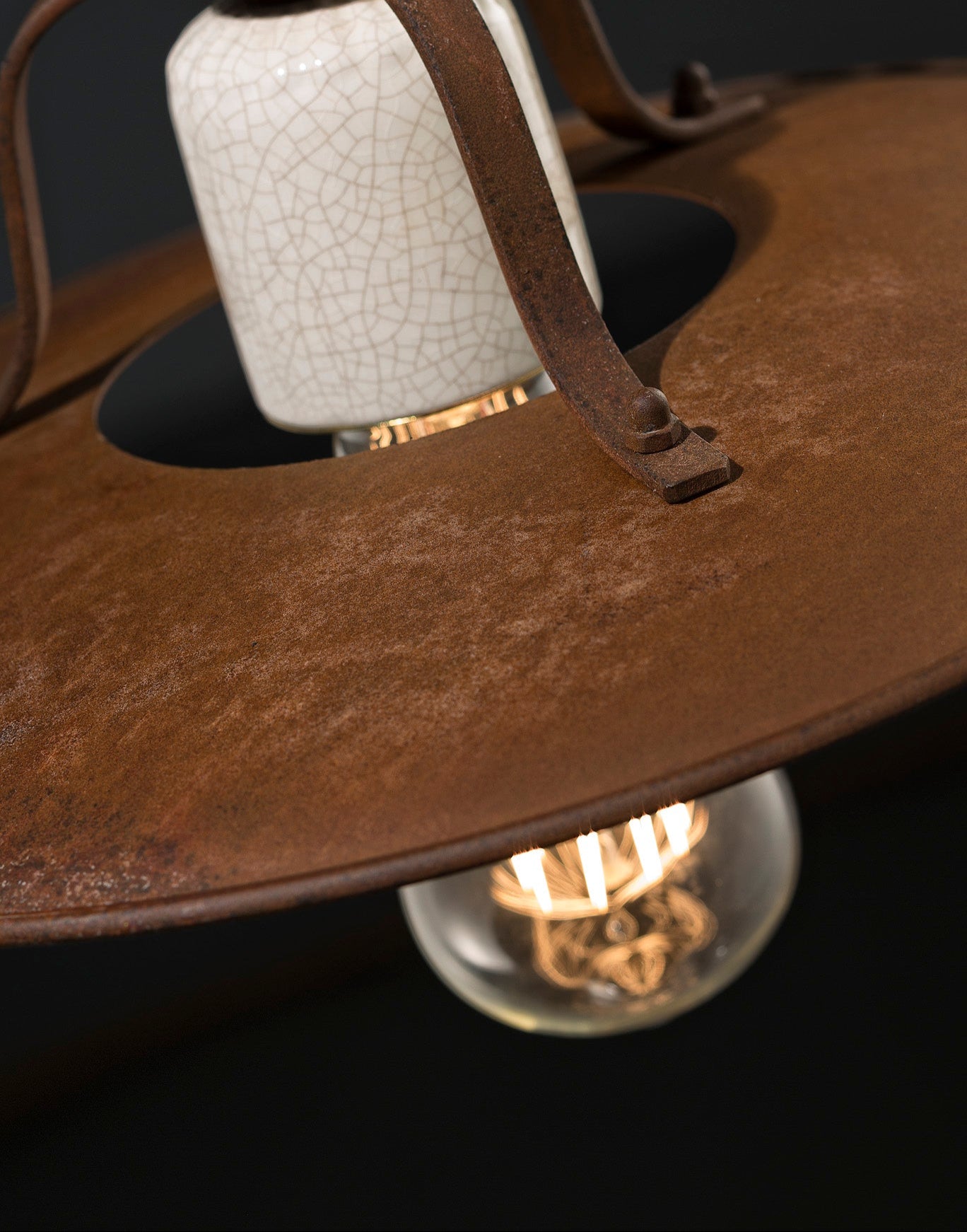 Lampa sufitowa ceramiczno-żelazna GRUNGE rdzawy z kremowym efektem Craquelé
