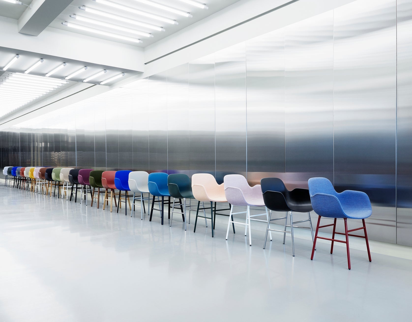Chair with armrests green with a golden base