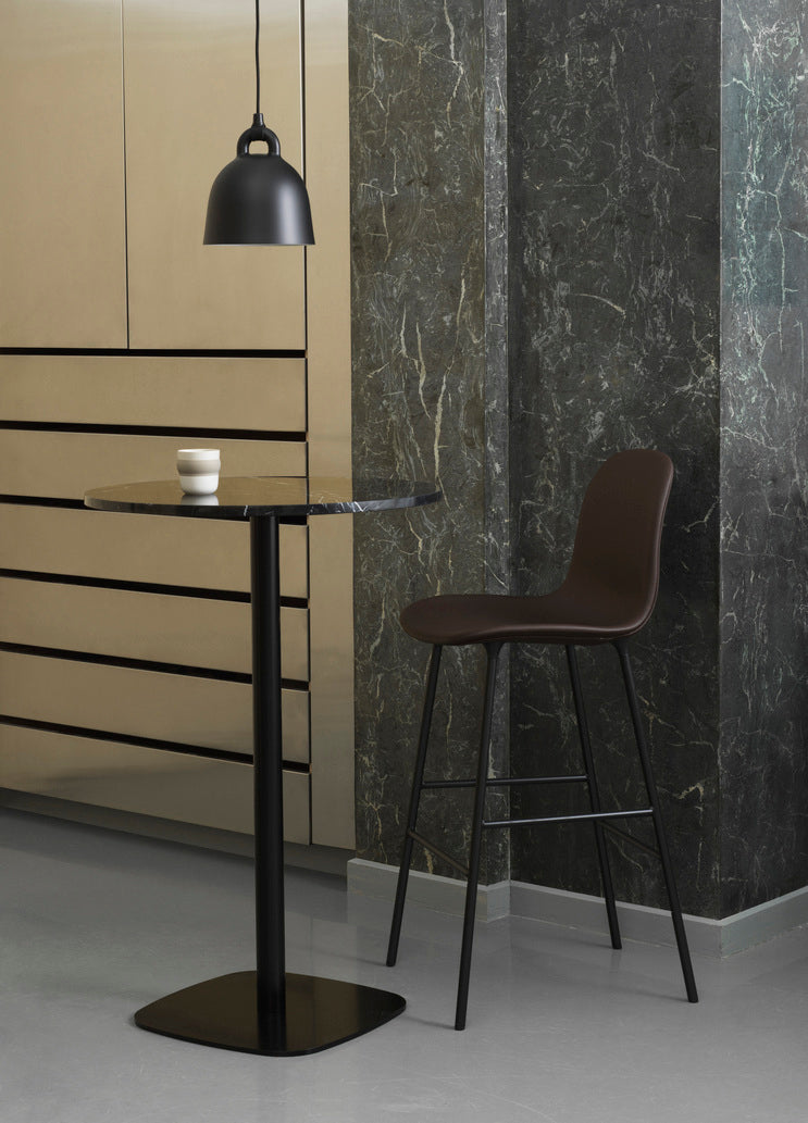 Caffered Table Round Fors Fors Marmor White Top mit einer schwarzen Basis
